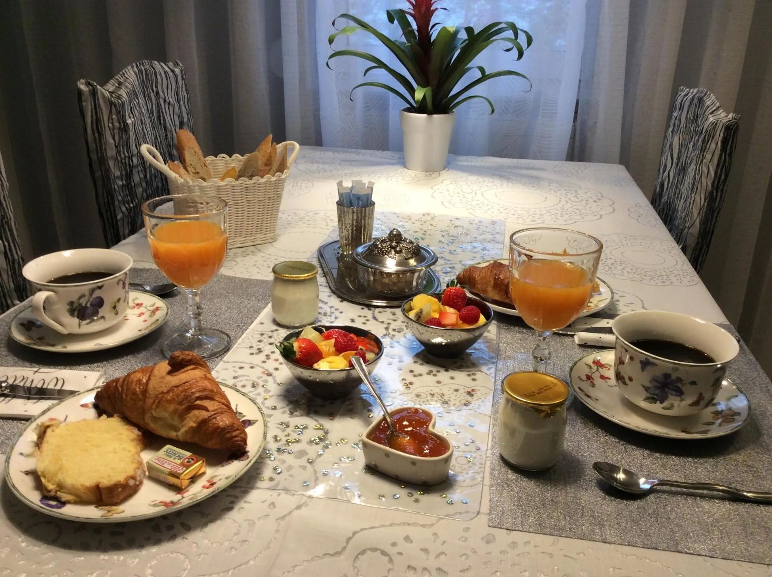Breakfast in Suite EUGENIE piscine MAISON BLANCHE TULLE