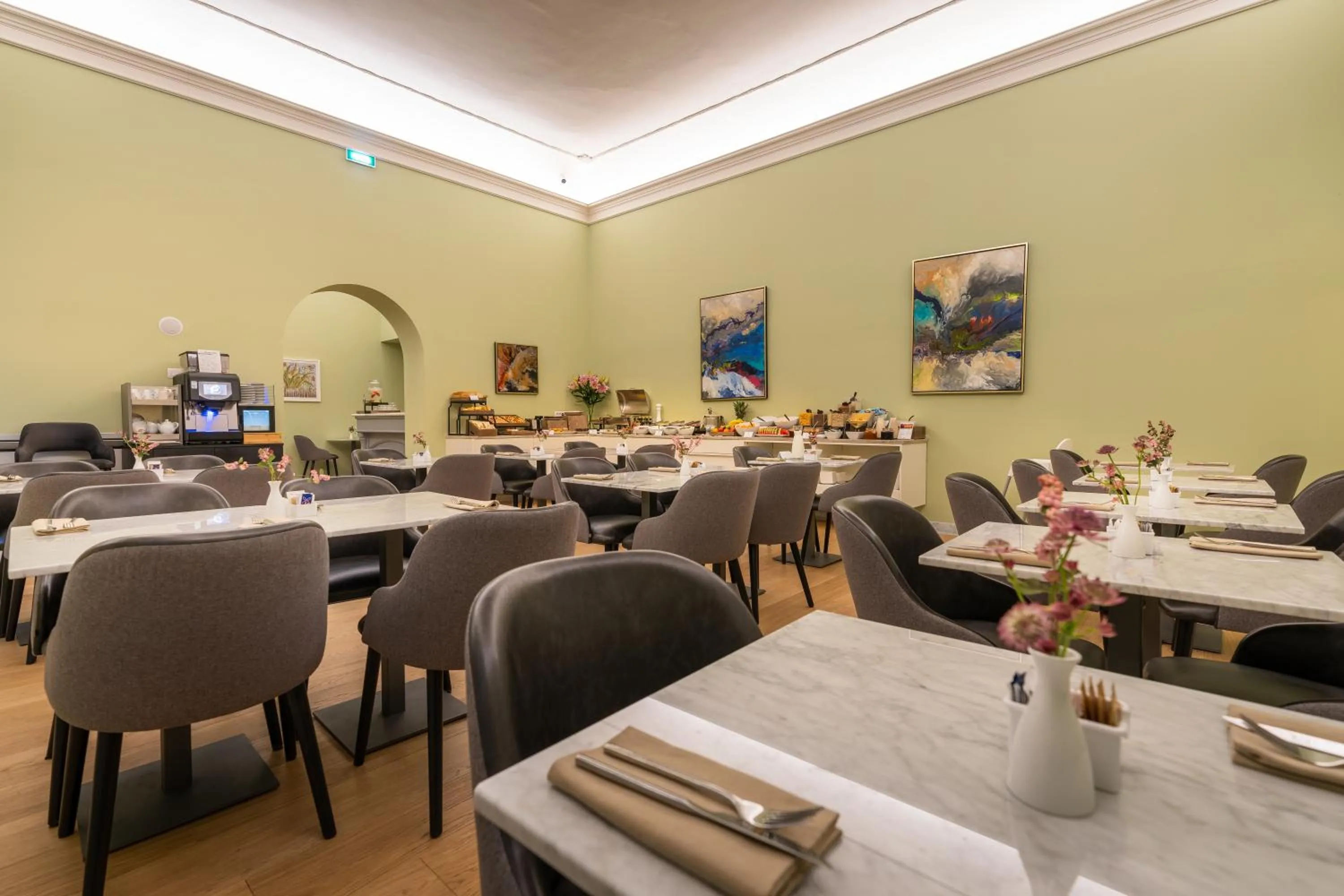 Restaurant/places to eat in Hotel Ariele