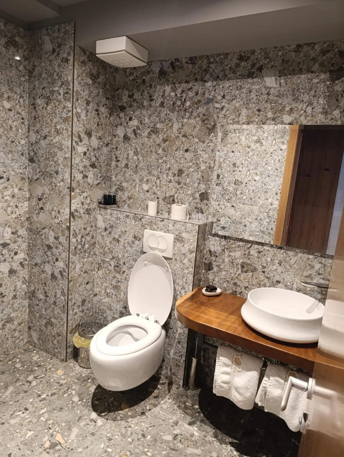 Shower in Toka Hotel Restaurant