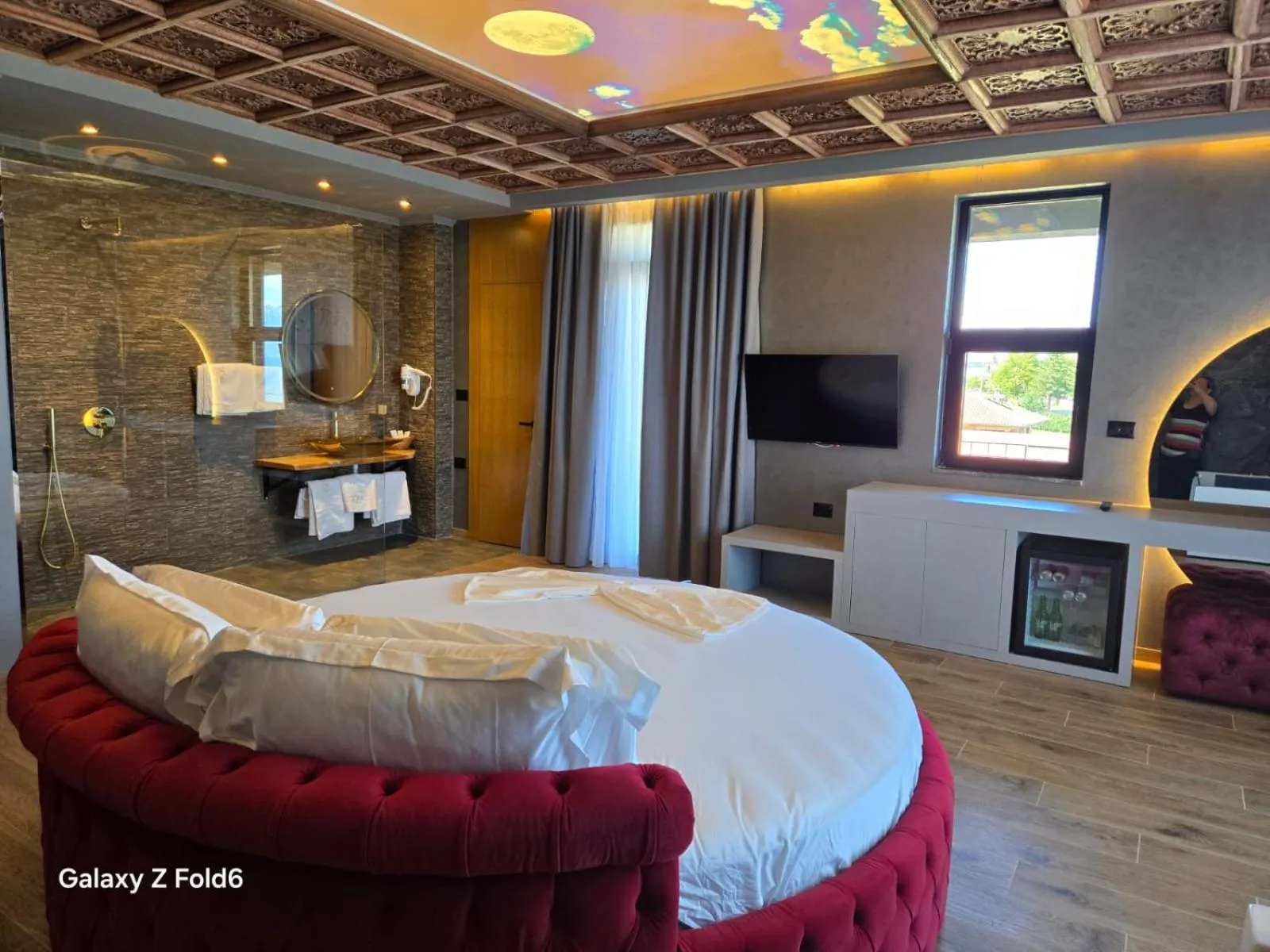 Kitchen or kitchenette, Bed in Toka Hotel Restaurant