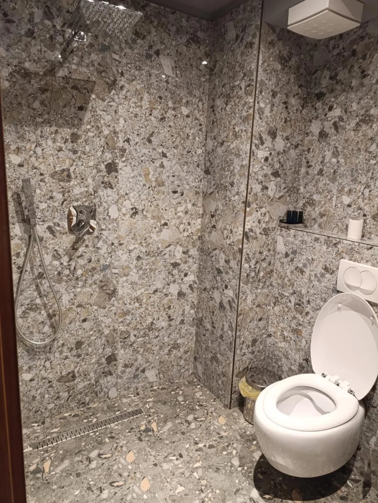 Shower in Toka Hotel Restaurant