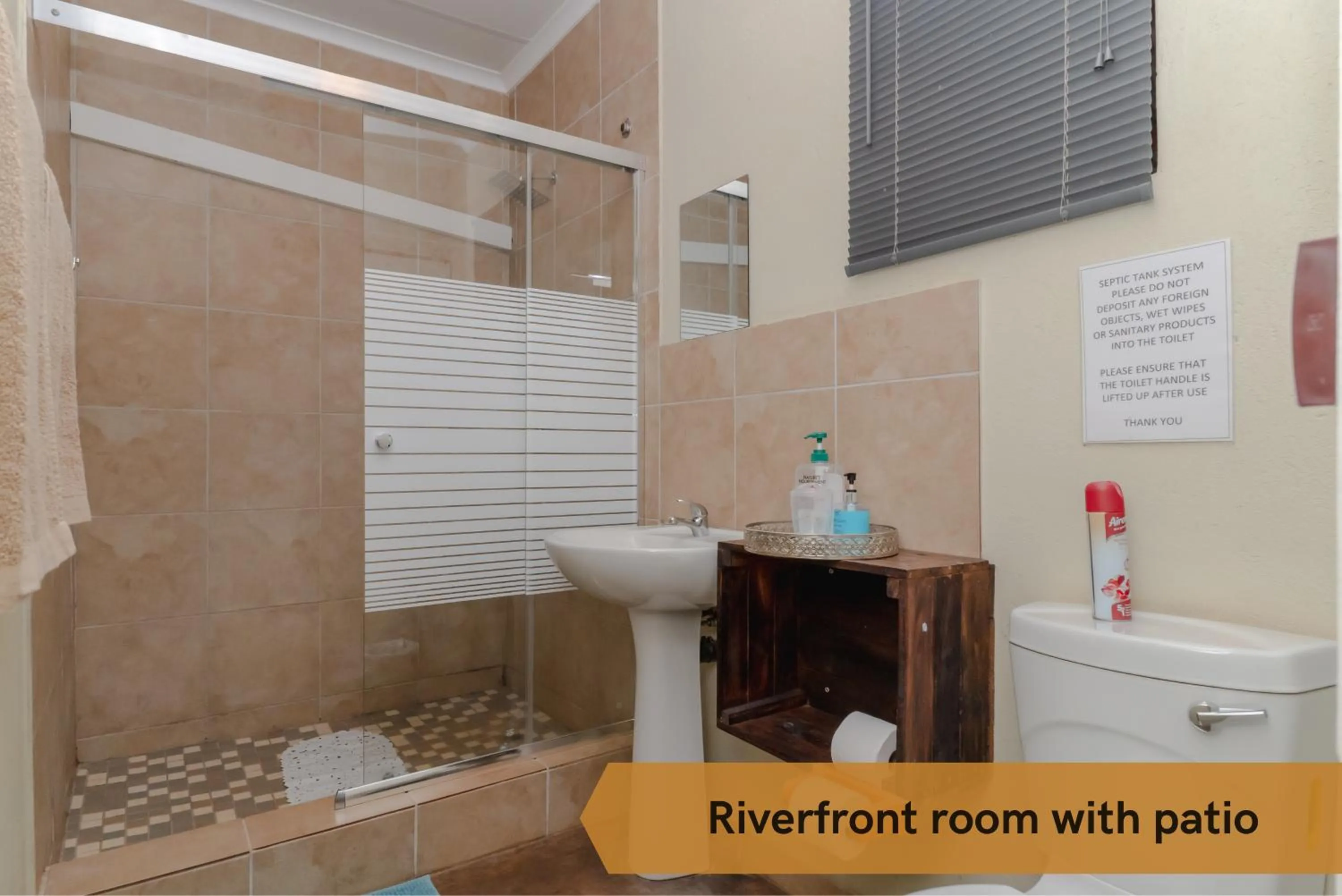 Bathroom in Crocodile Bridge Safari Lodge