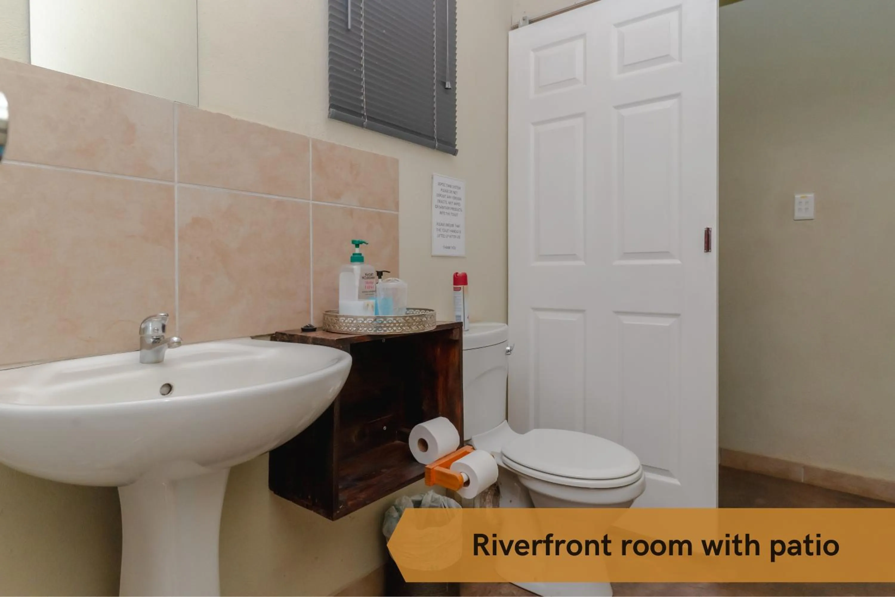 Bathroom in Crocodile Bridge Safari Lodge