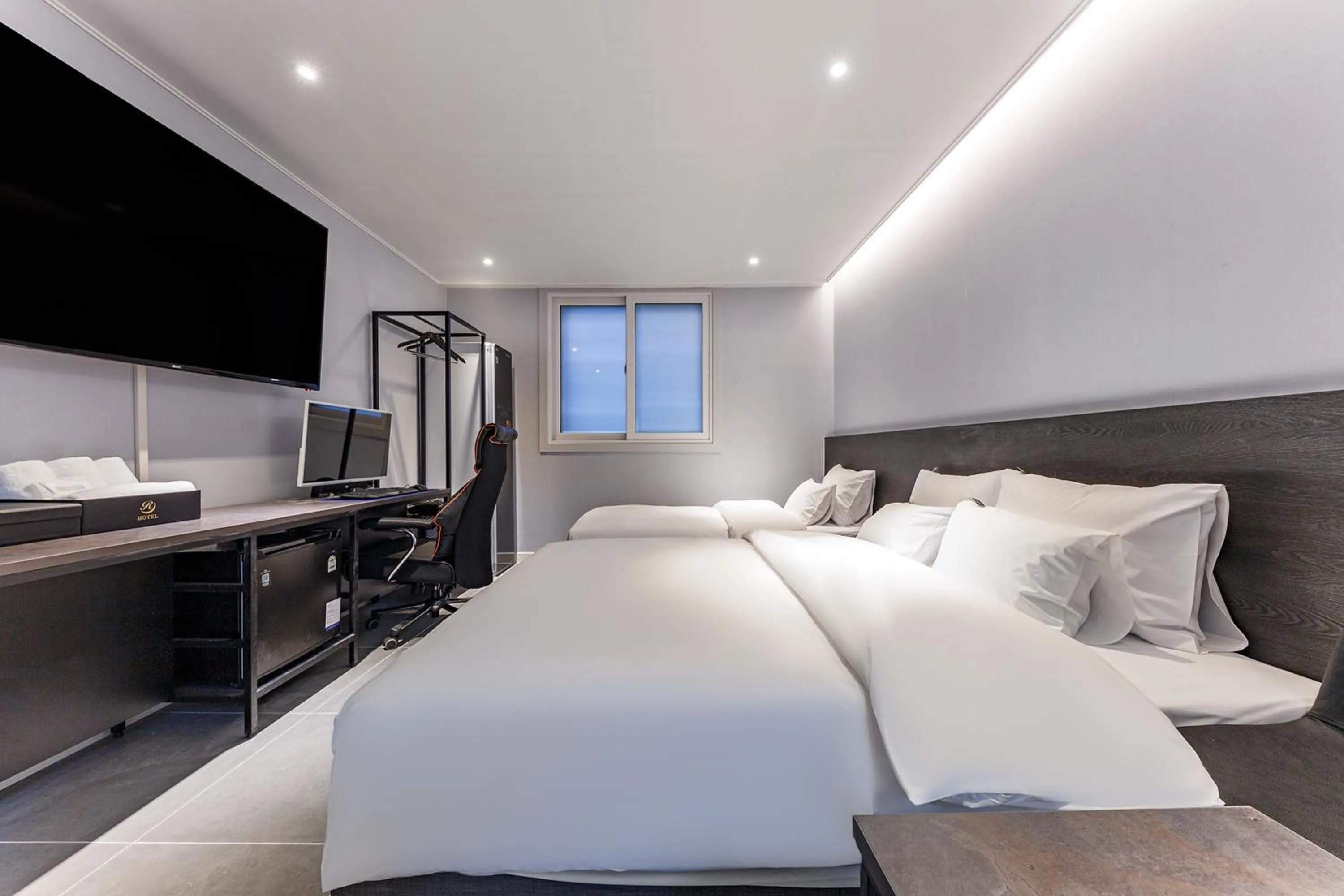 Photo of the whole room, Bed in Hotel the Rest