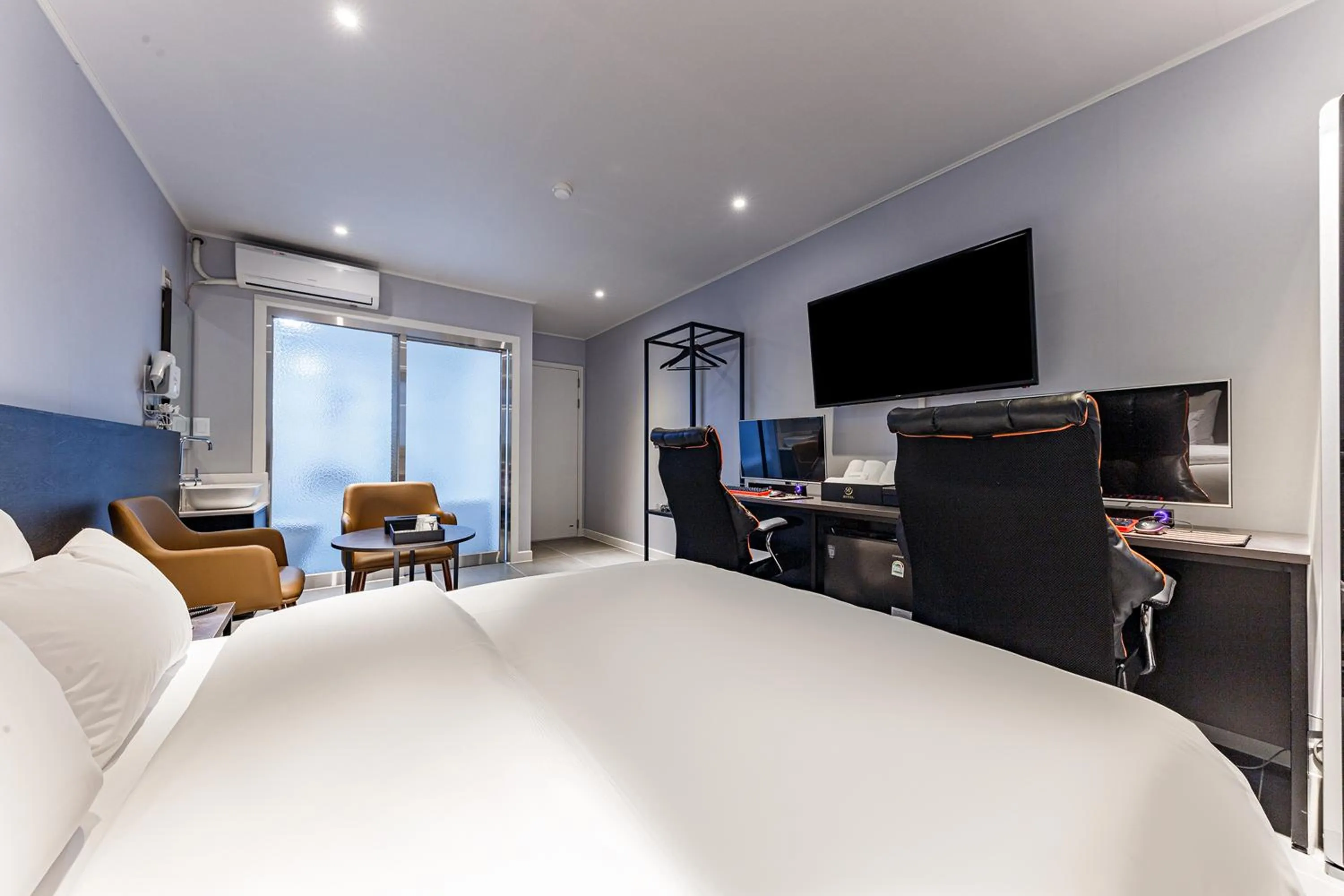 Photo of the whole room, Bed in Hotel the Rest