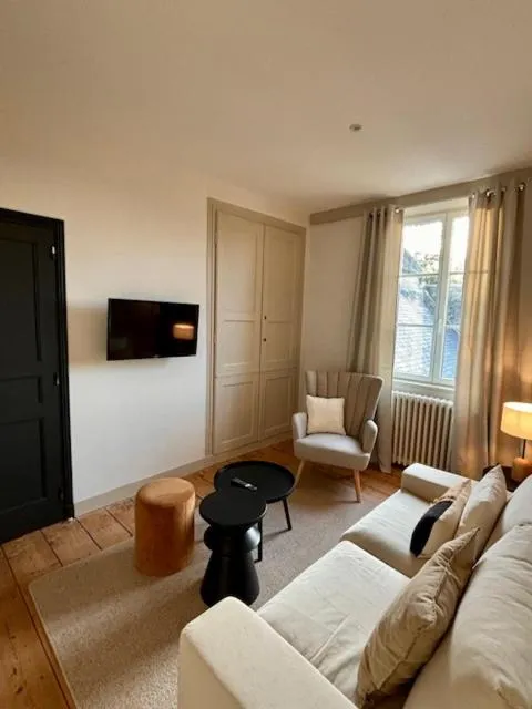 Seating area, Bed in La suite