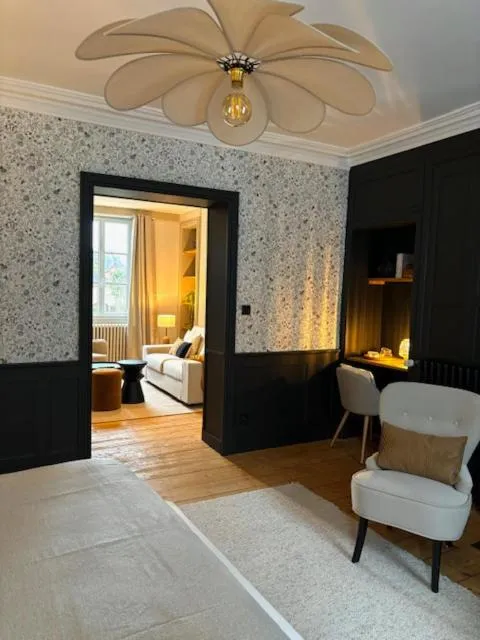 Photo of the whole room, Bed in La suite