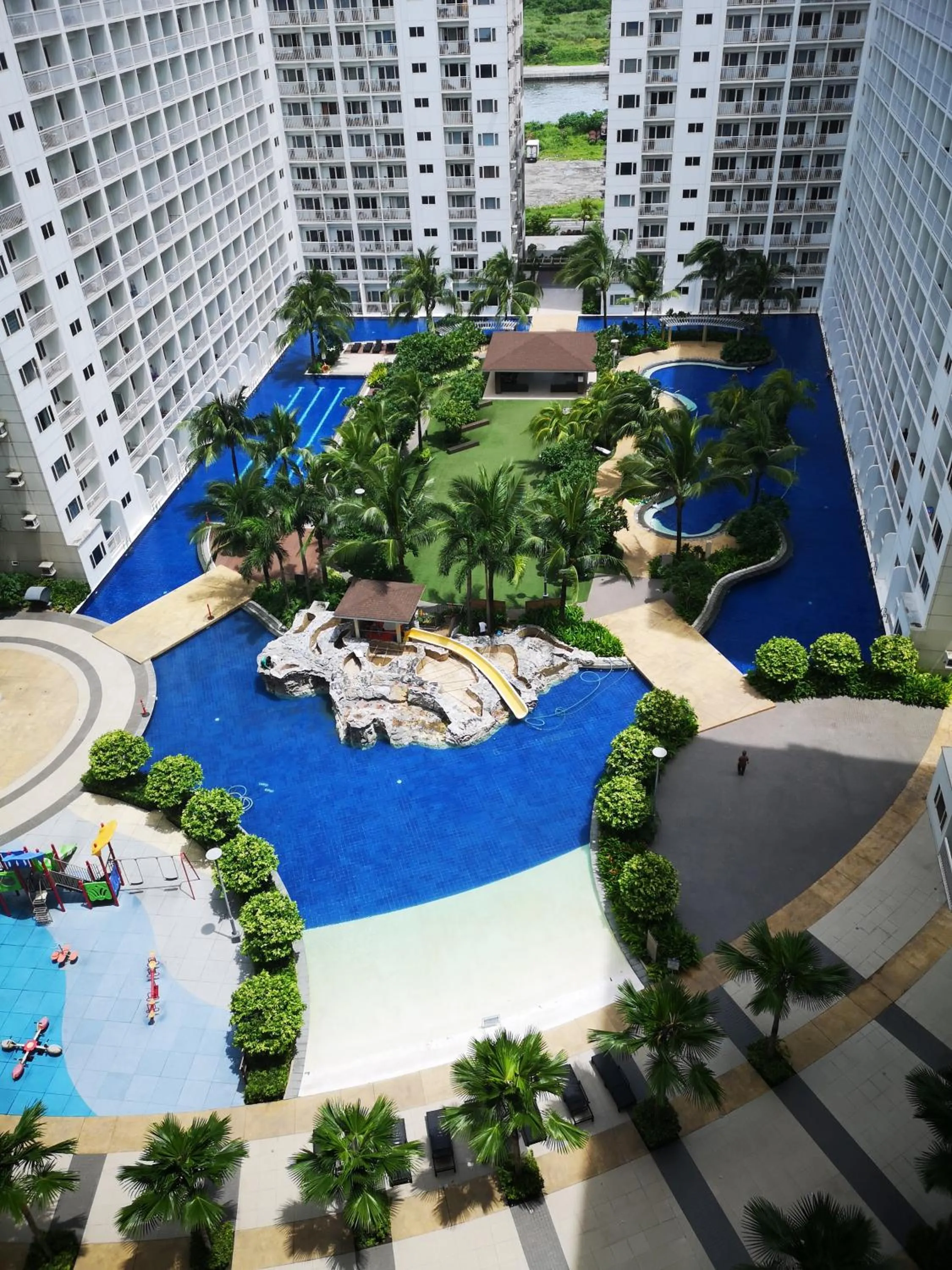 Garden in Shore Residences Mall of Asia Pool View 200mbps Free Wi-Fi