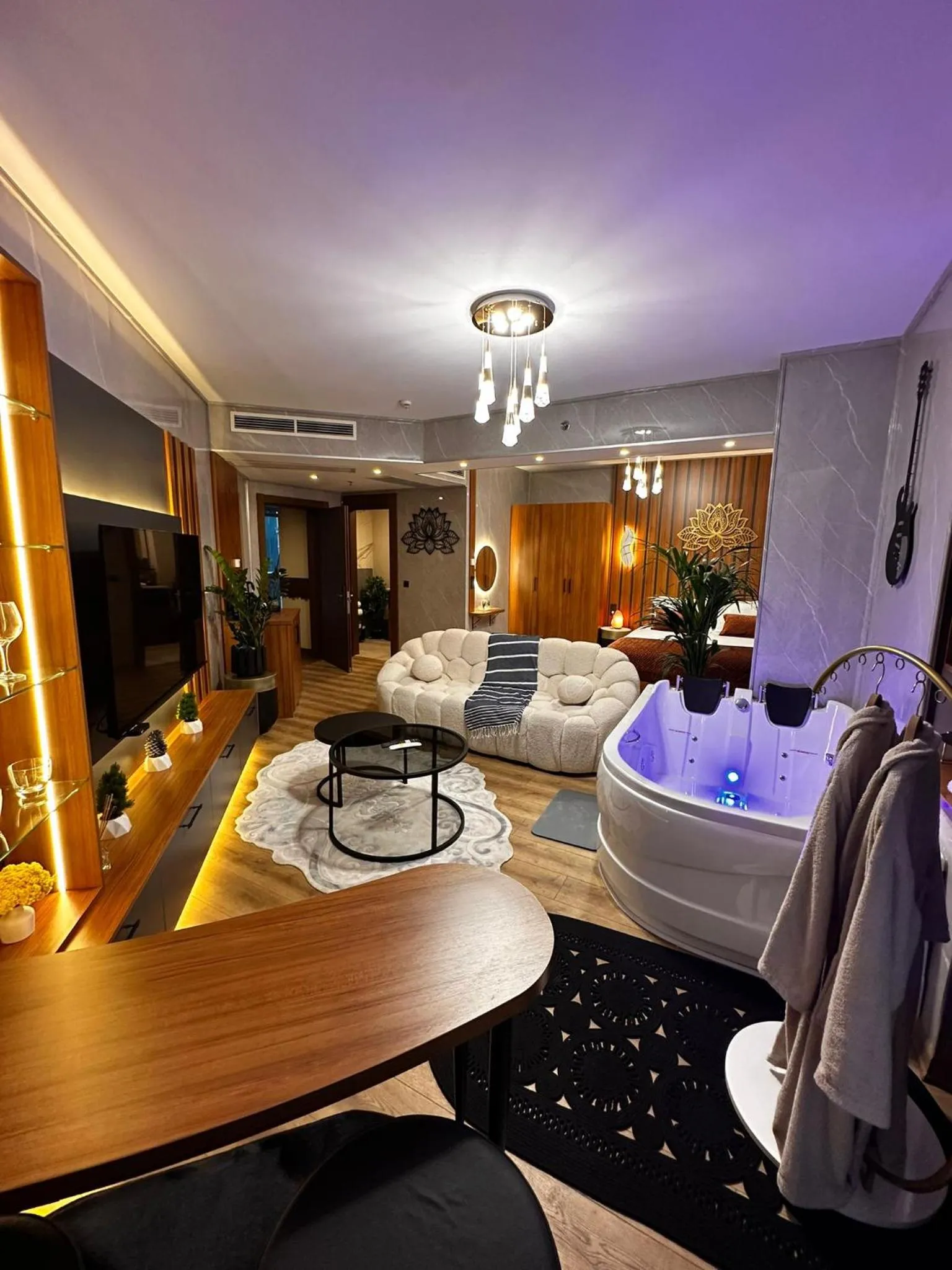 Hot Tub in İstanbul Houses Sabiha Gökçen Airport