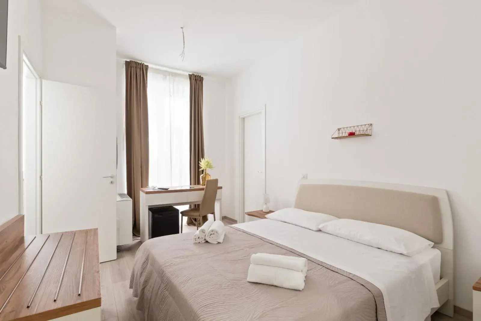 Large Double Room in Affittacamere L'Eolie Large Double Room in Affittacamere L'Eolie