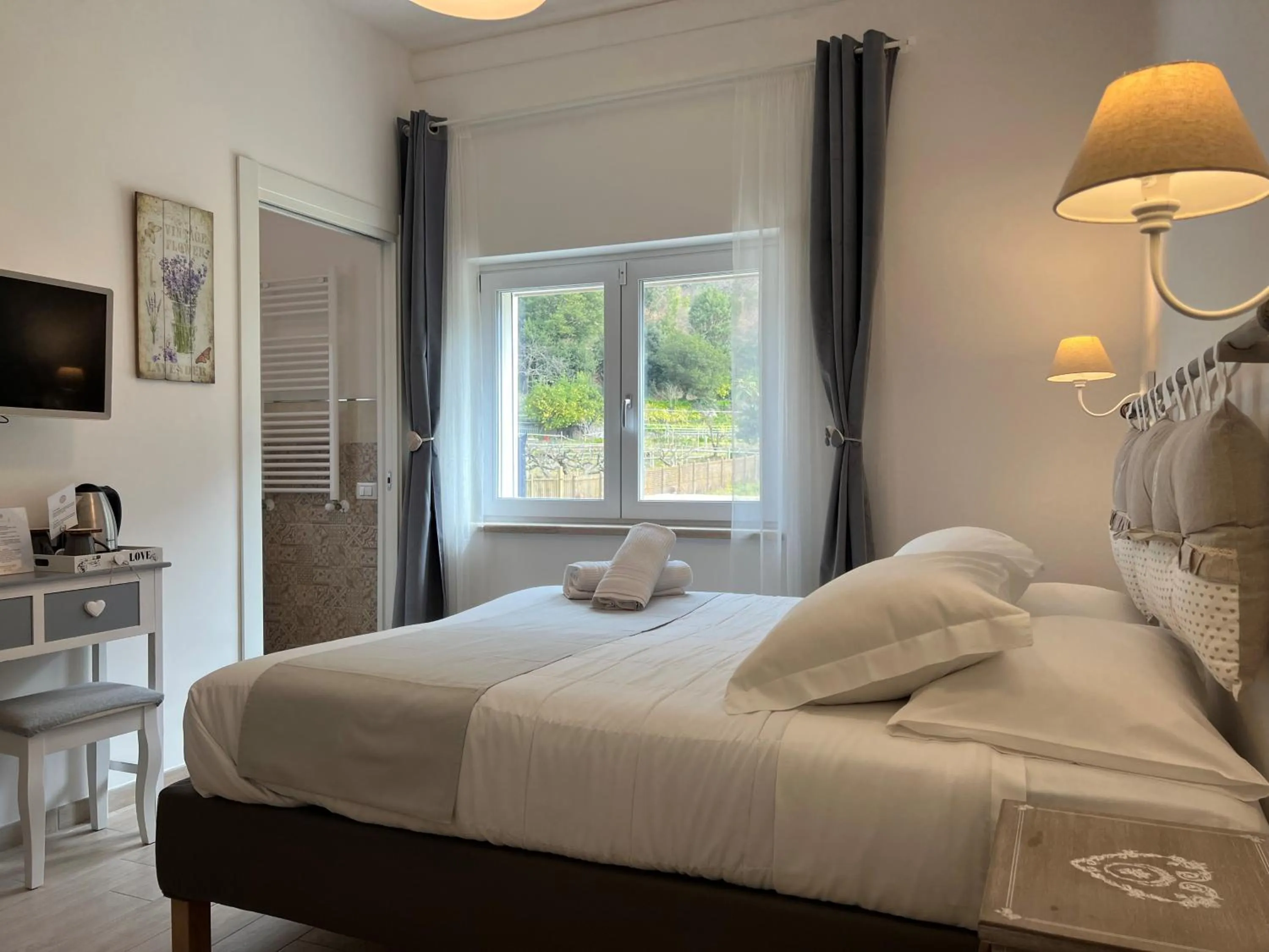 Photo of the whole room, Bed in il Lago di Nemi