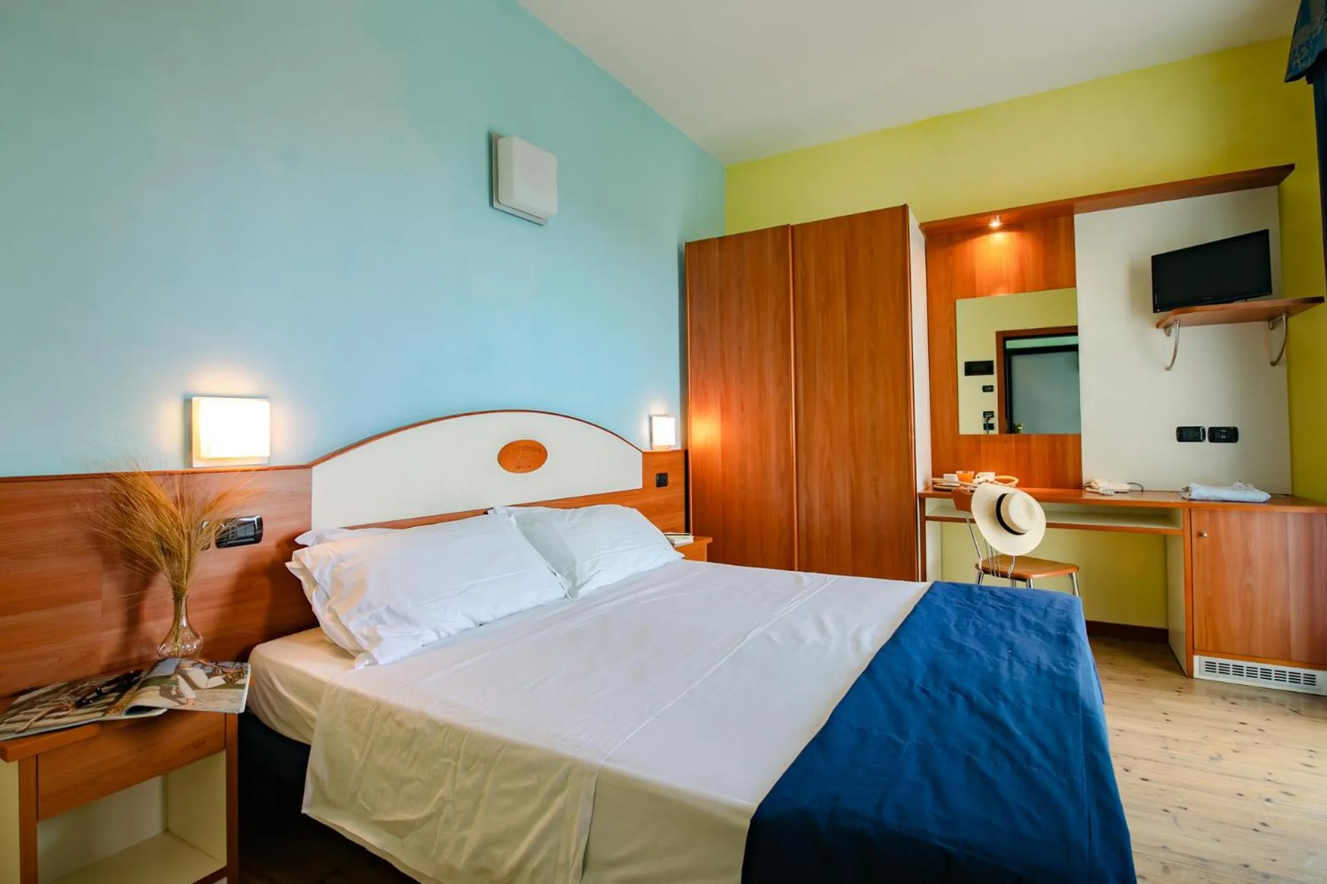 Bedroom, Bed in New Bristol Sport Hotel