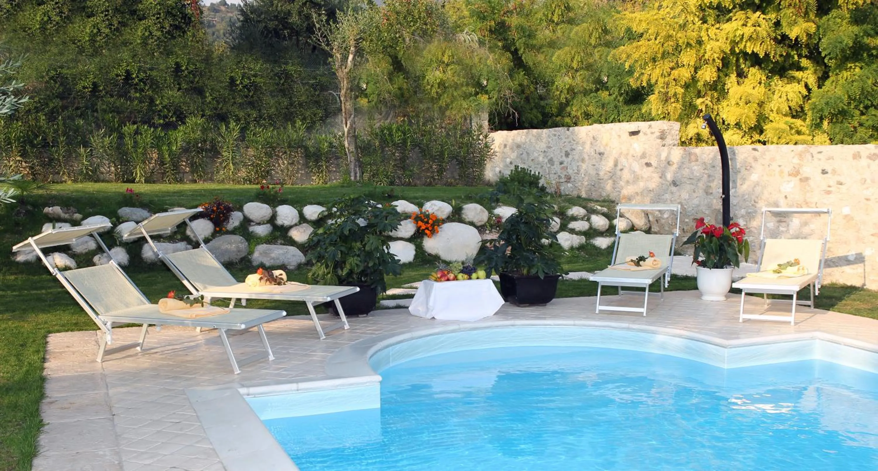 Garden view in Borgo degli Ulivi Residence di Olympic Garda Lake