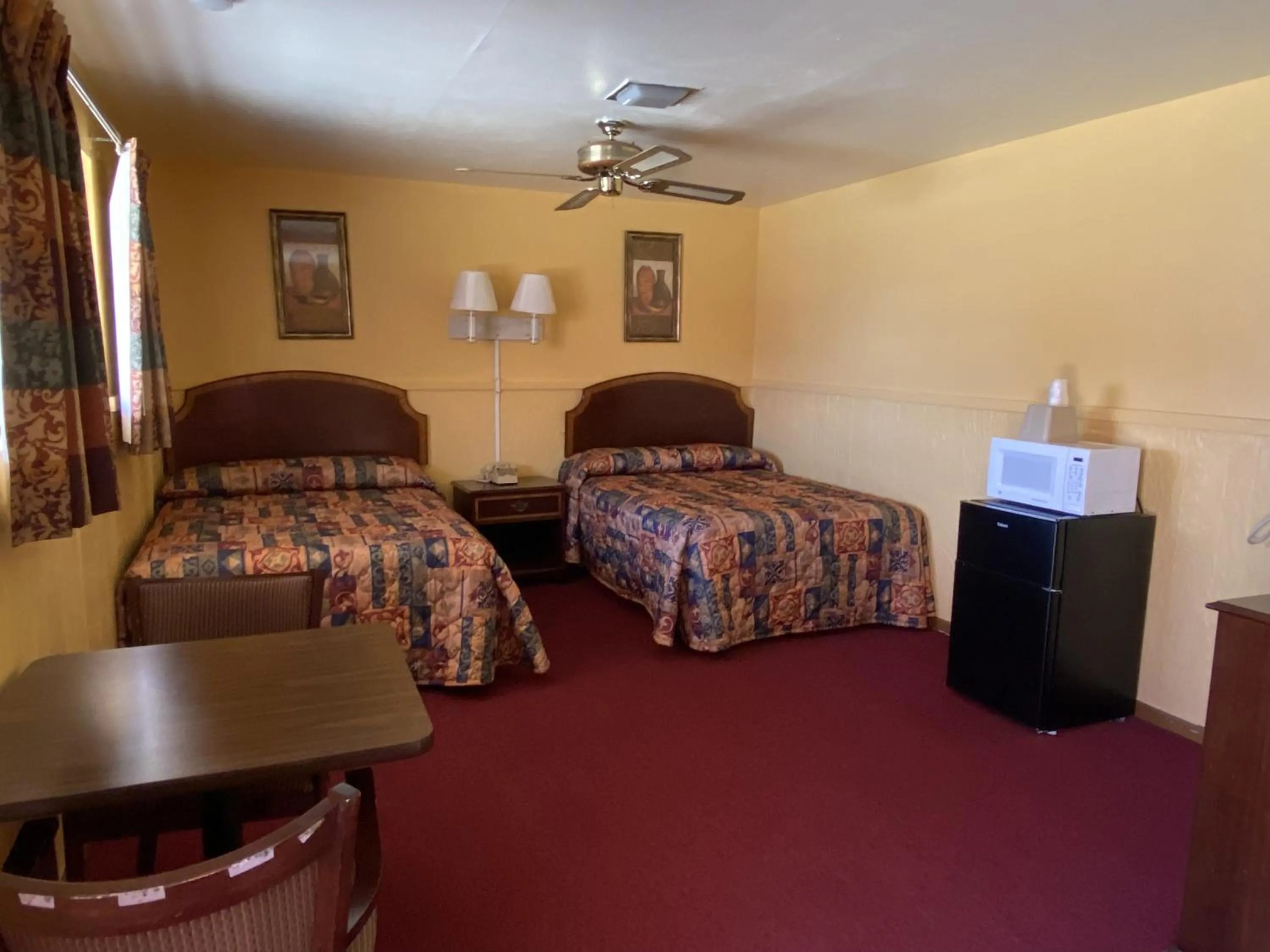 Bed in Rodeway Inn