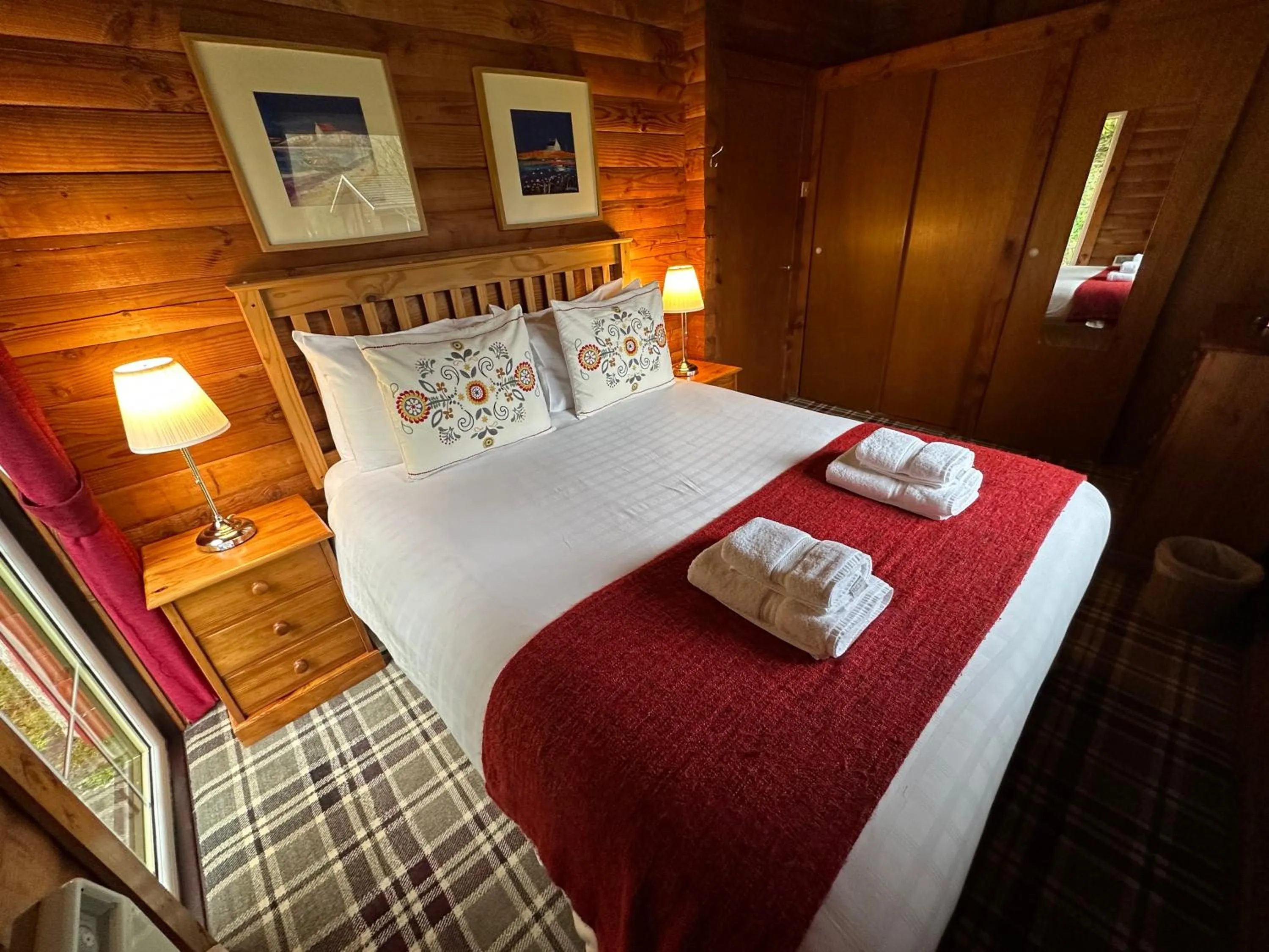 Bedroom, Bed in Pucks Glen Lodges, Rashfield, by Dunoon