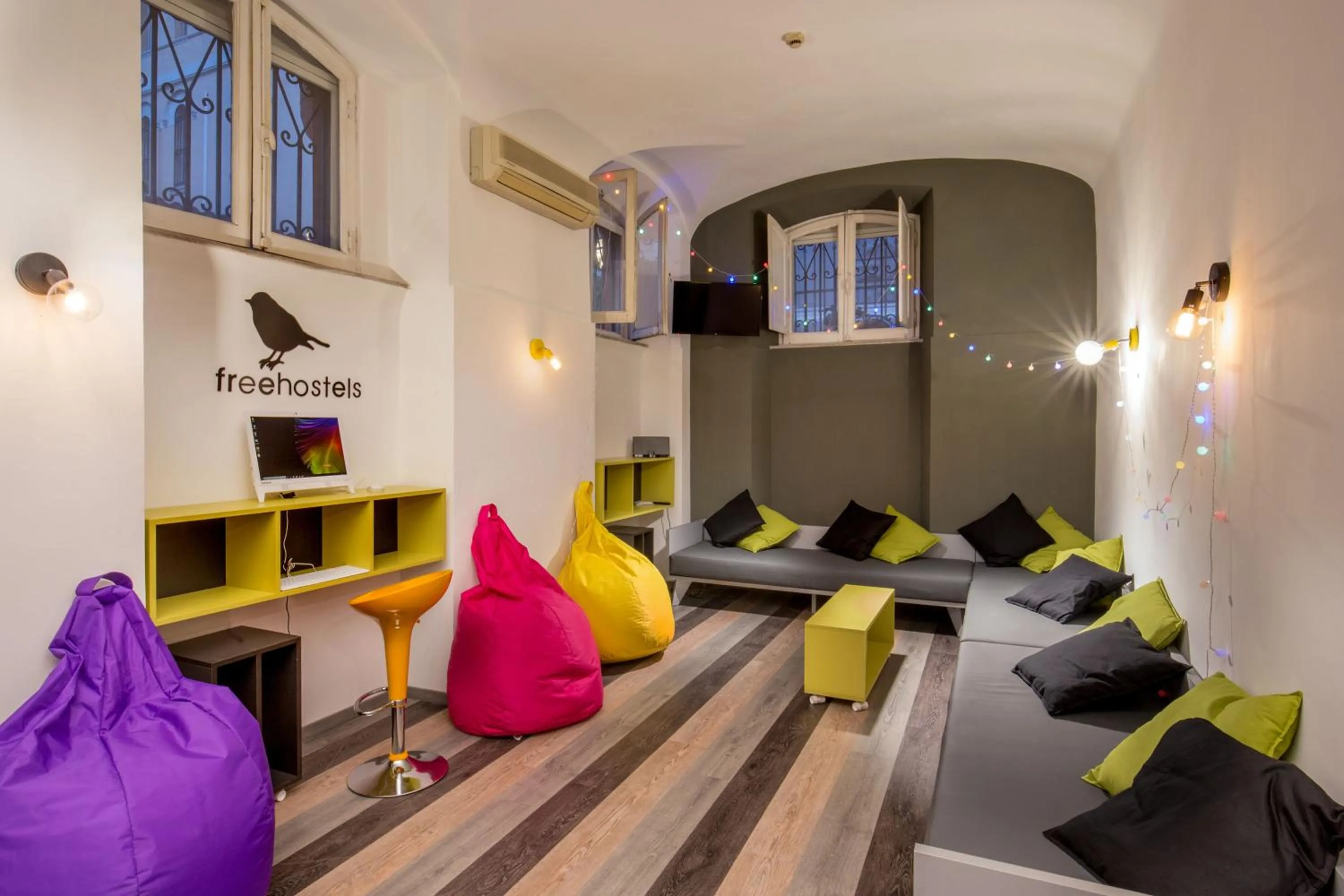 Communal lounge/ TV room in Free Hostels Roma