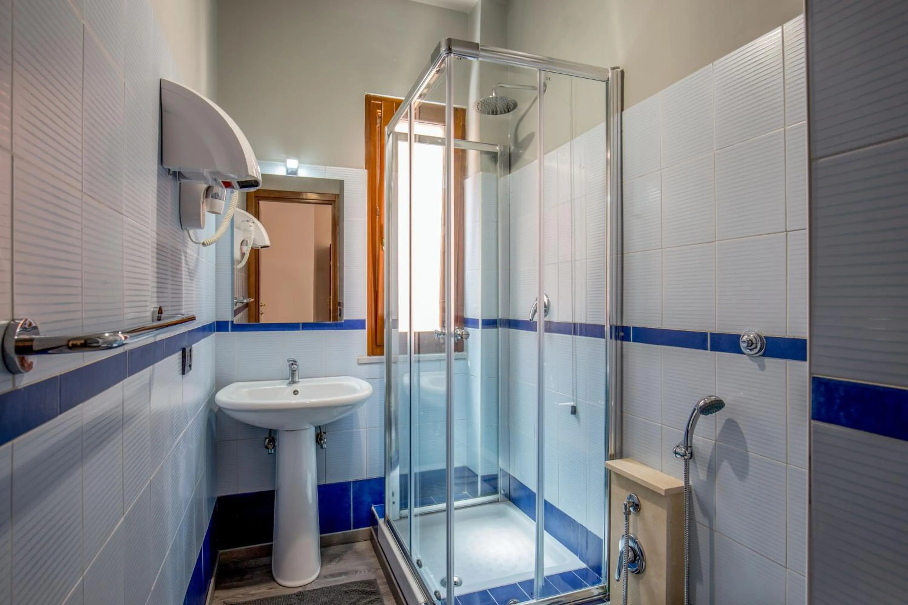 Toilet in Free Hostels Roma