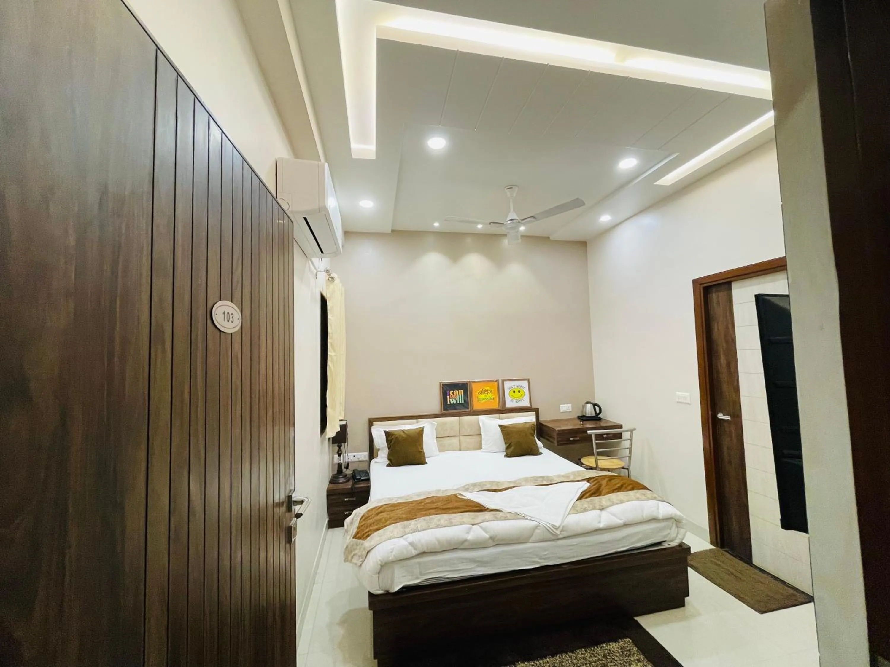 Bed in Hotel Singh Comfort Inn