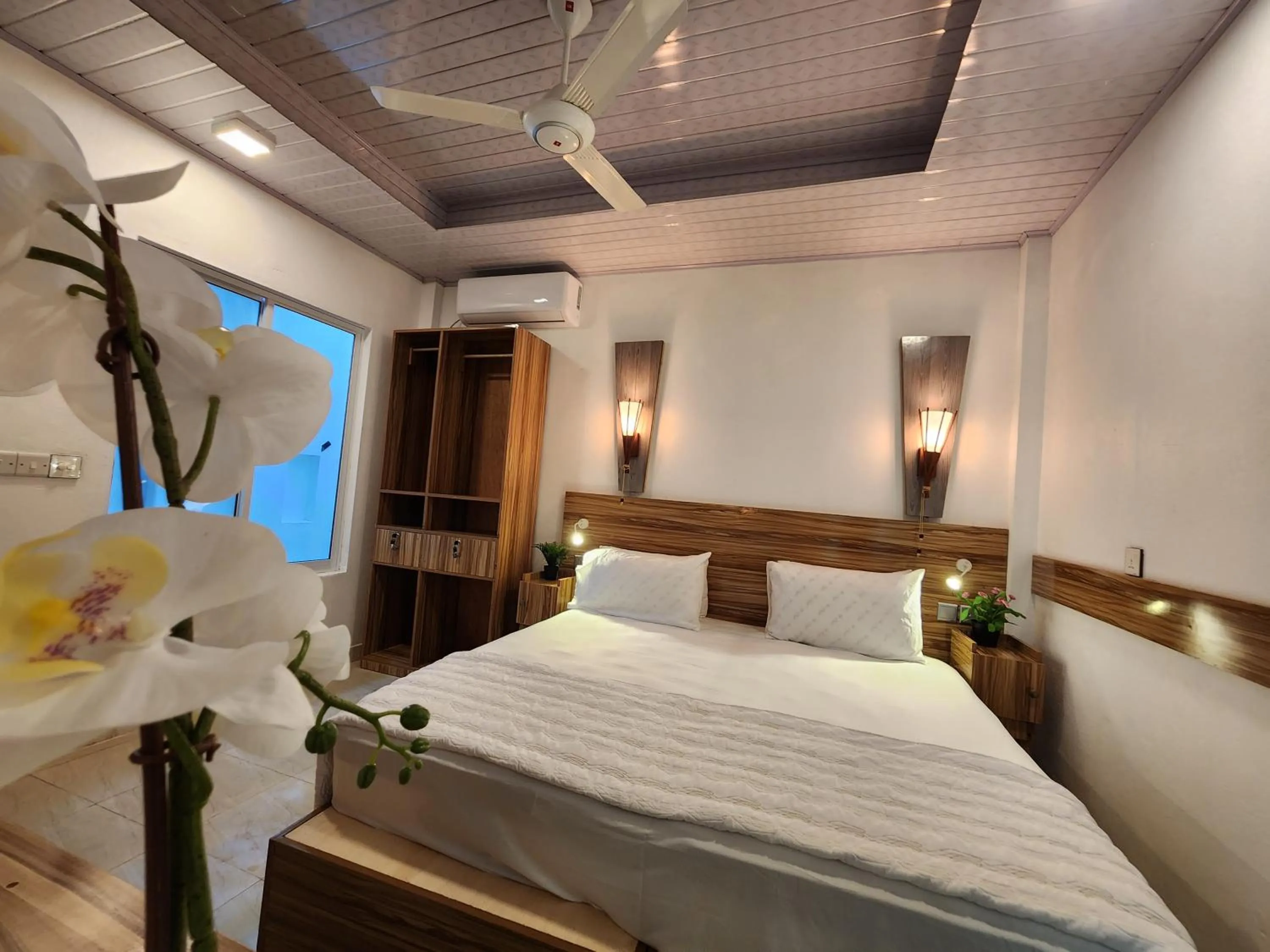 Property building, Bed in Batuta Maldives Fourson