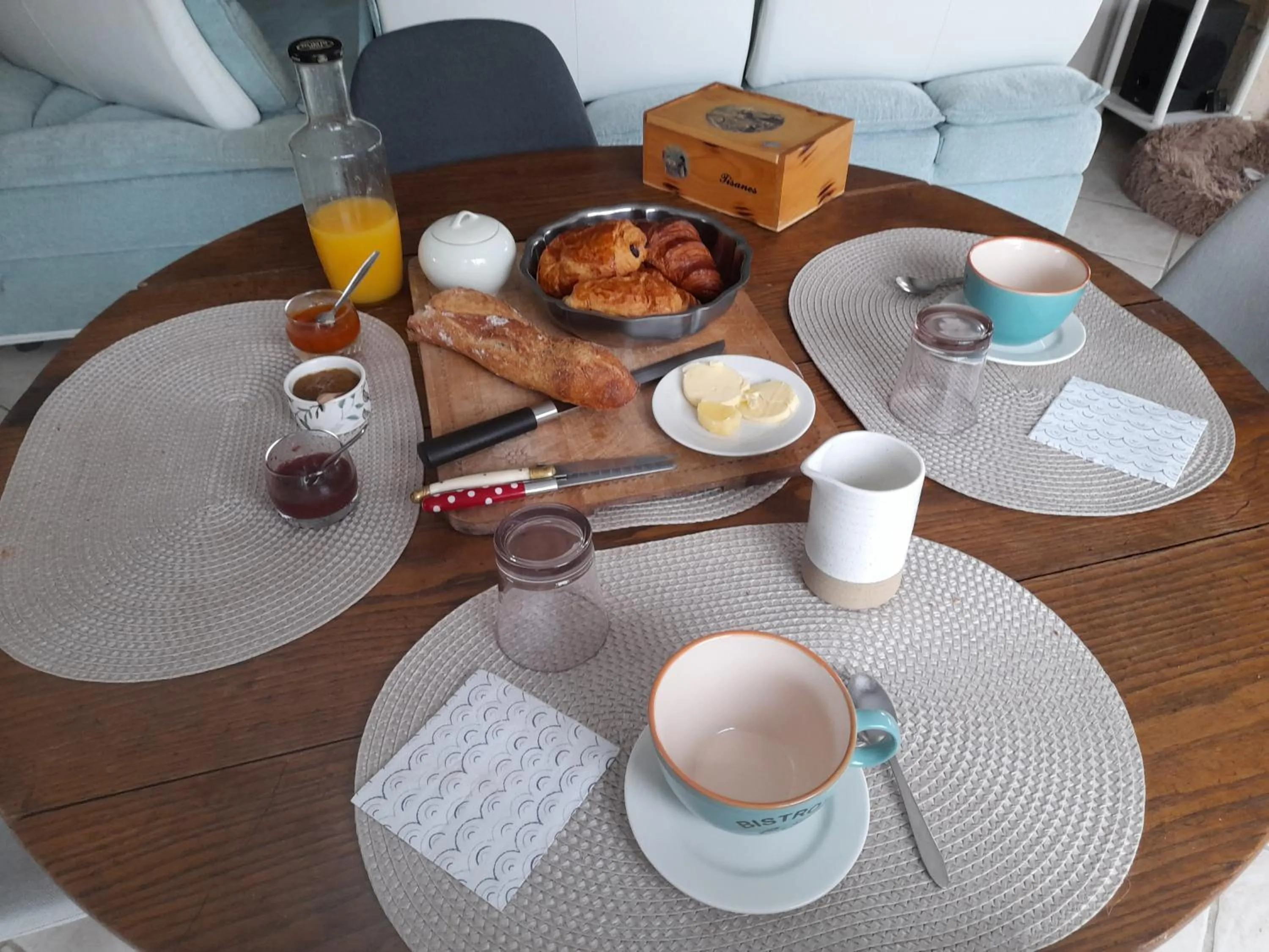Continental breakfast in Cocooning au Saut du Loup