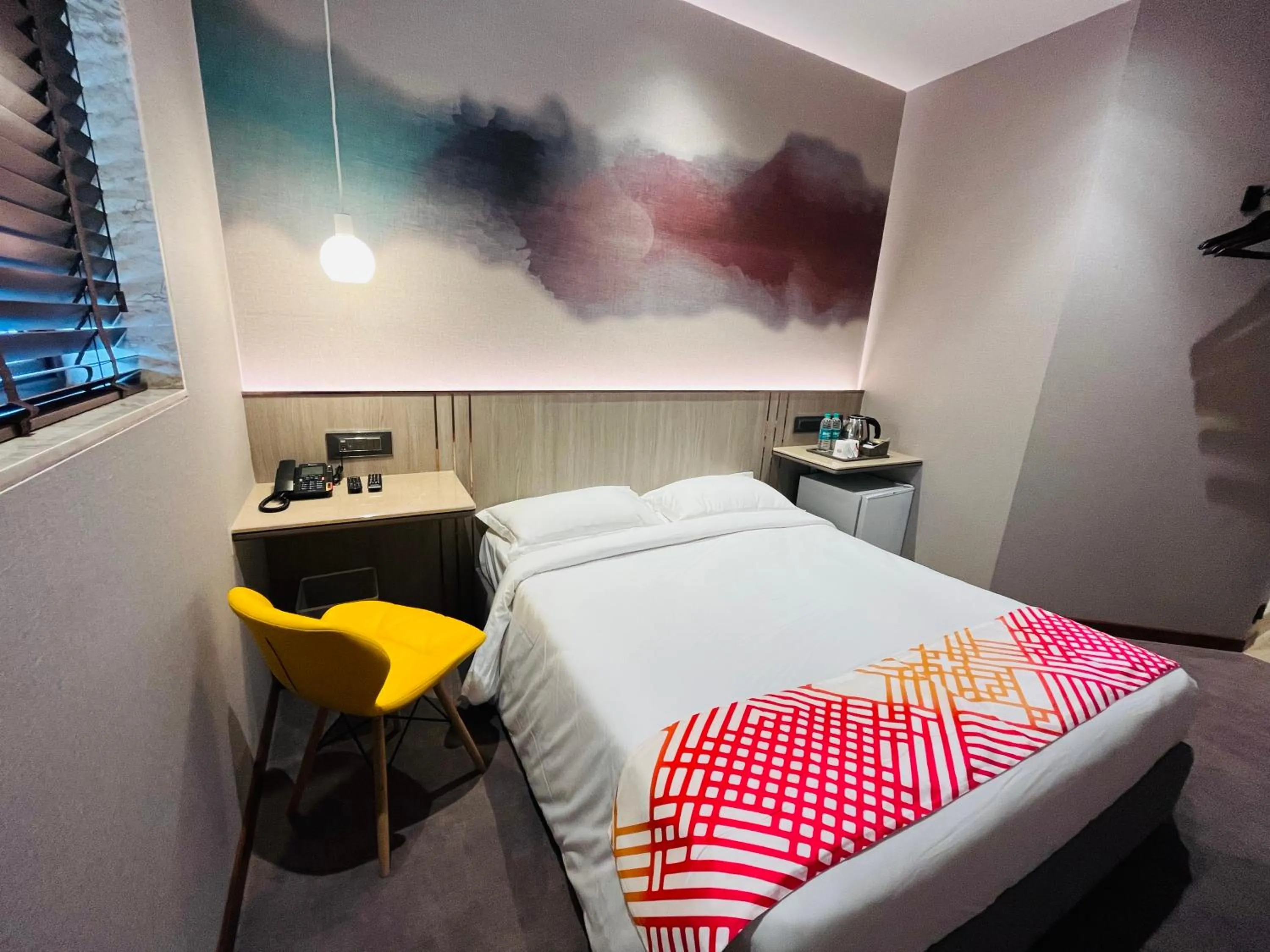 Seating area, Bed in Ginger Mumbai, Goregaon