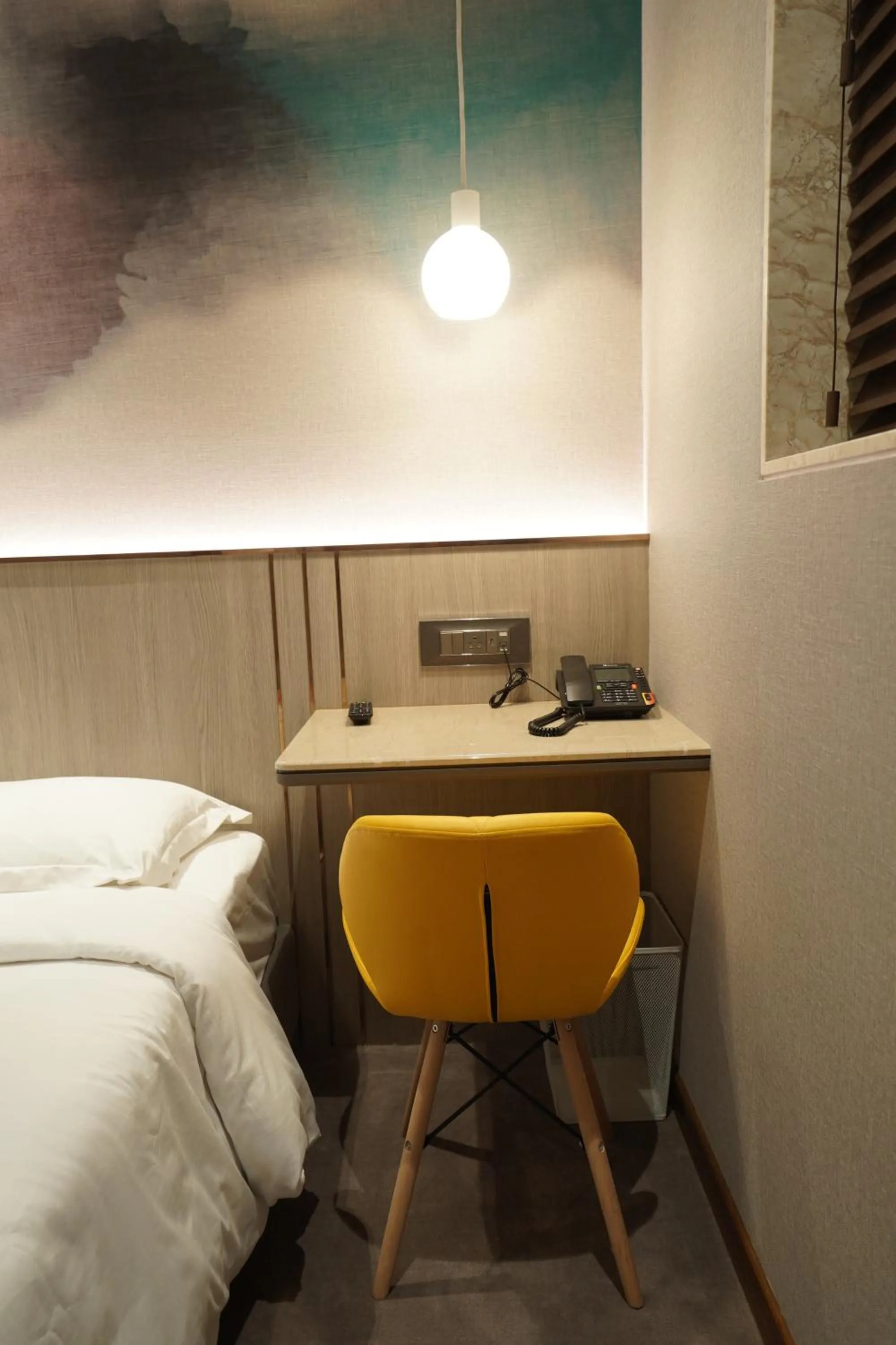 Seating area, Bed in Ginger Mumbai, Goregaon