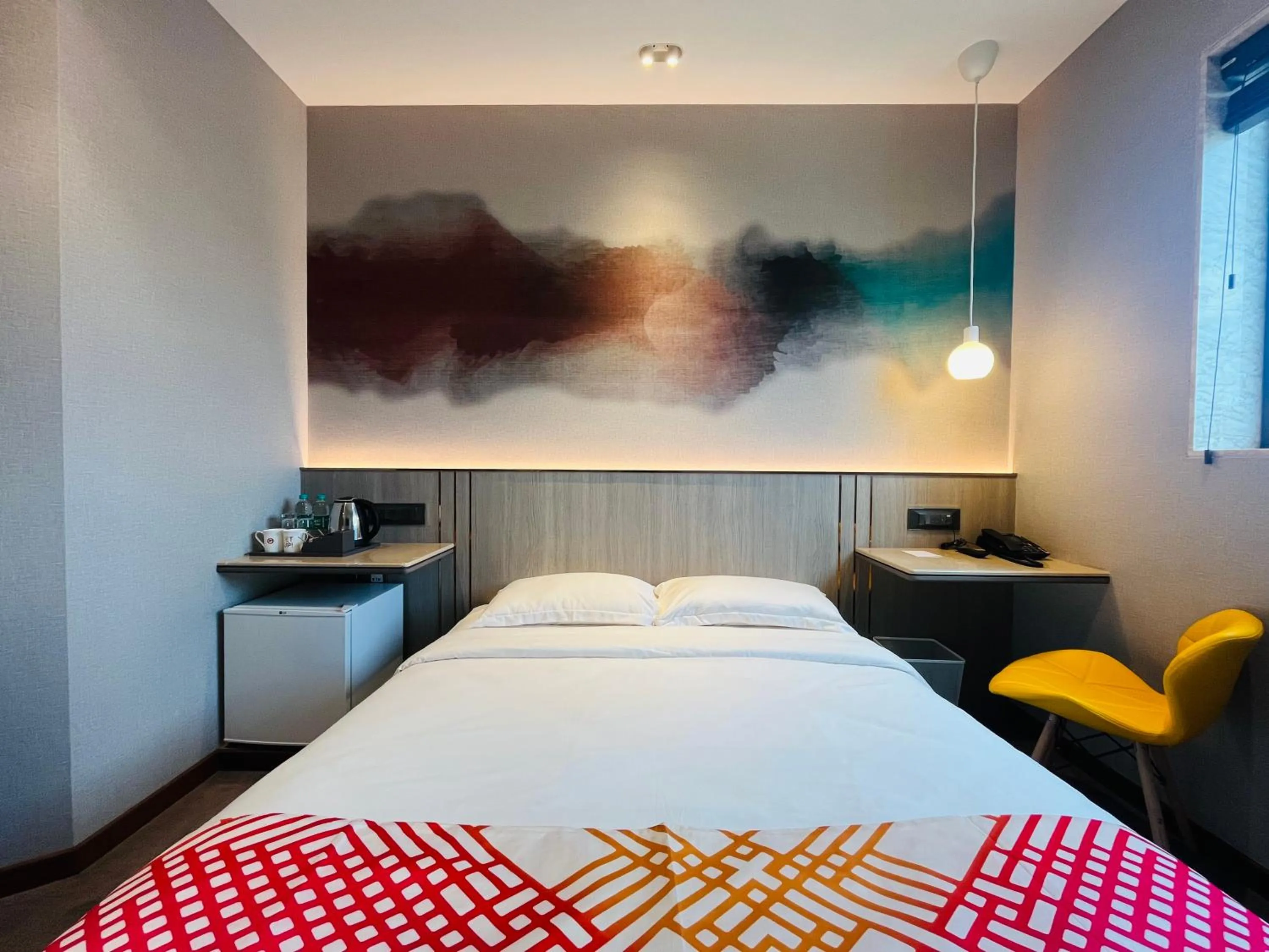 Food and drinks, Bed in Ginger Mumbai, Goregaon