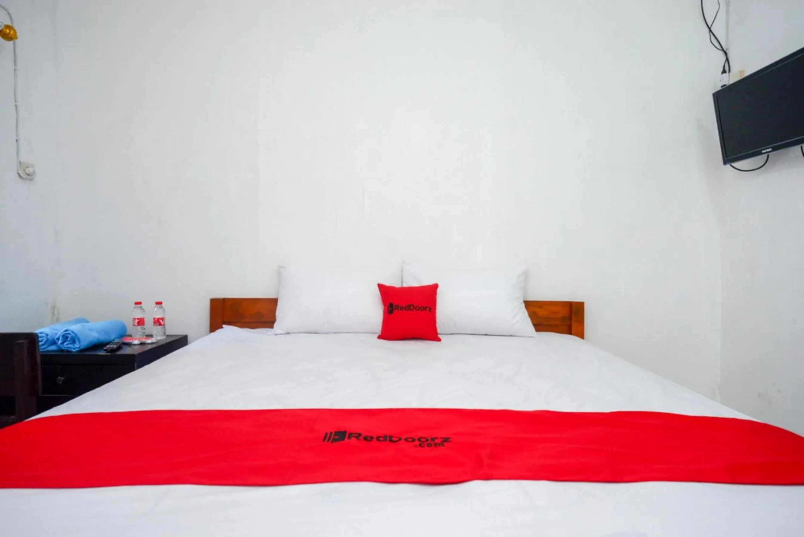Bed in RedDoorz Syariah @ Ndalem Kembang Sore Yogyakarta
