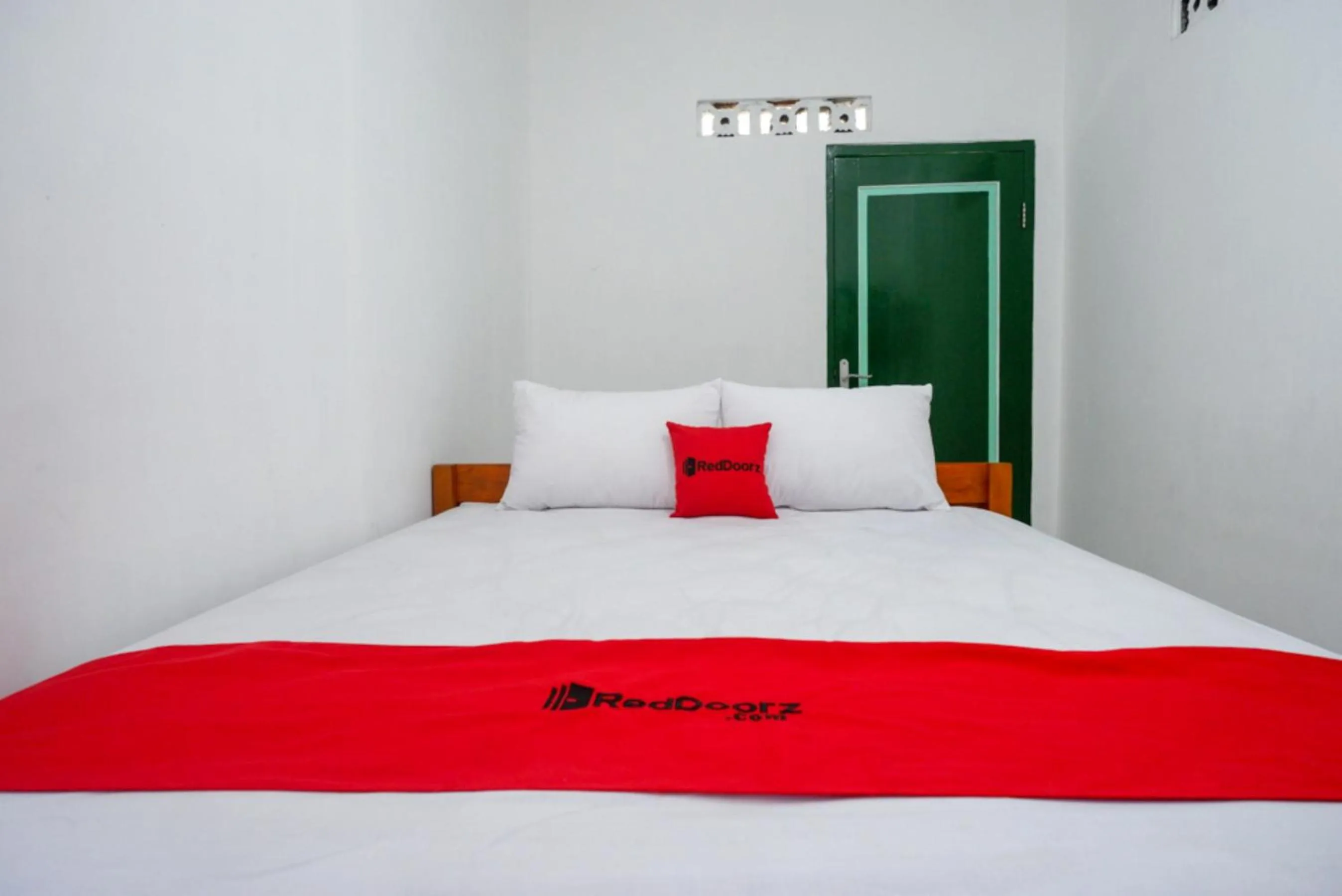 Bed in RedDoorz Syariah @ Ndalem Kembang Sore Yogyakarta