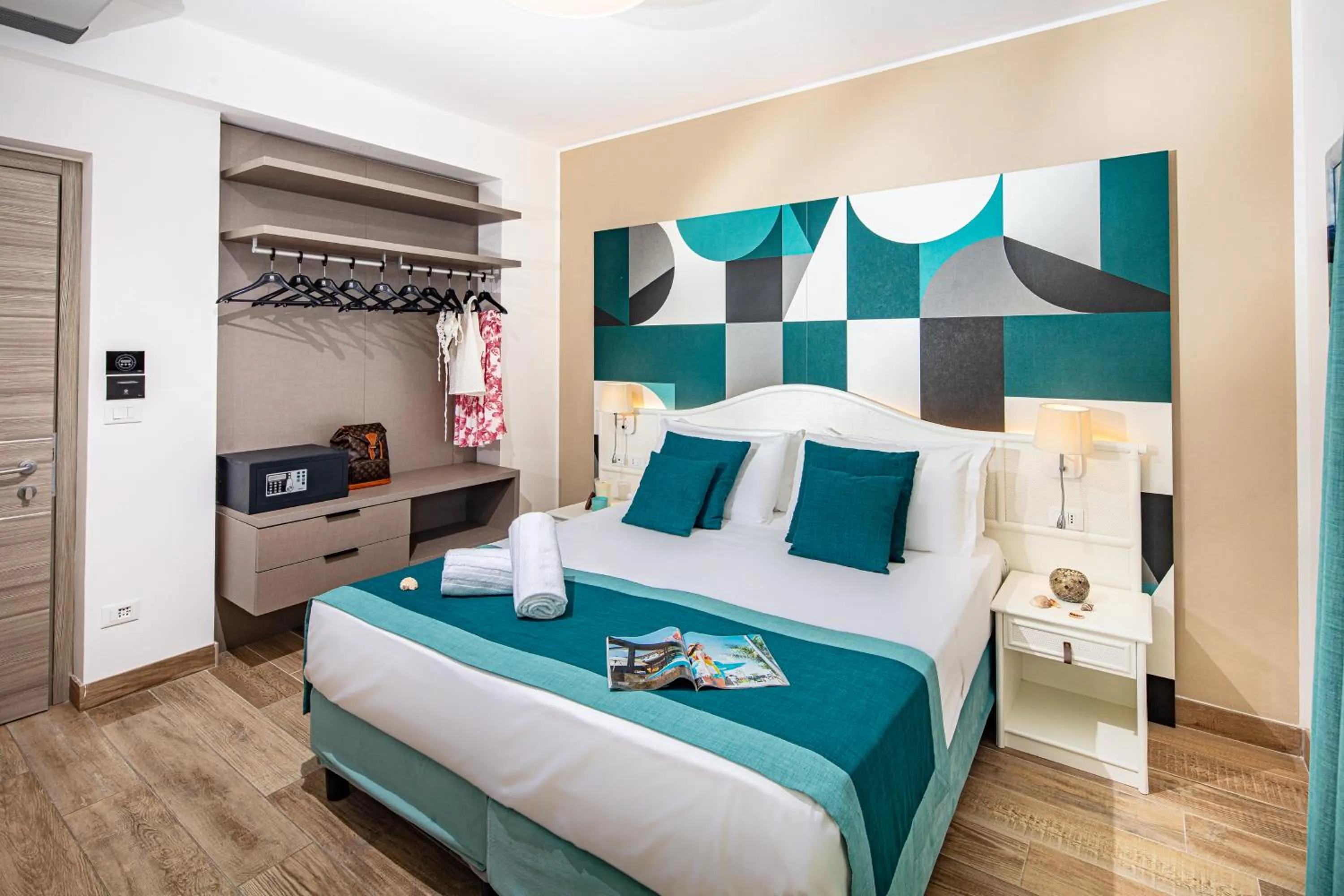 Property building, Bed in Hotel Capitol