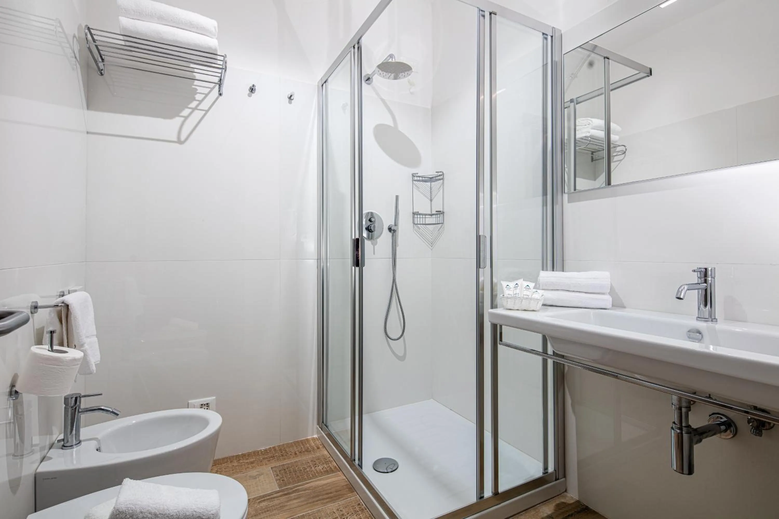 Shower in Hotel Capitol