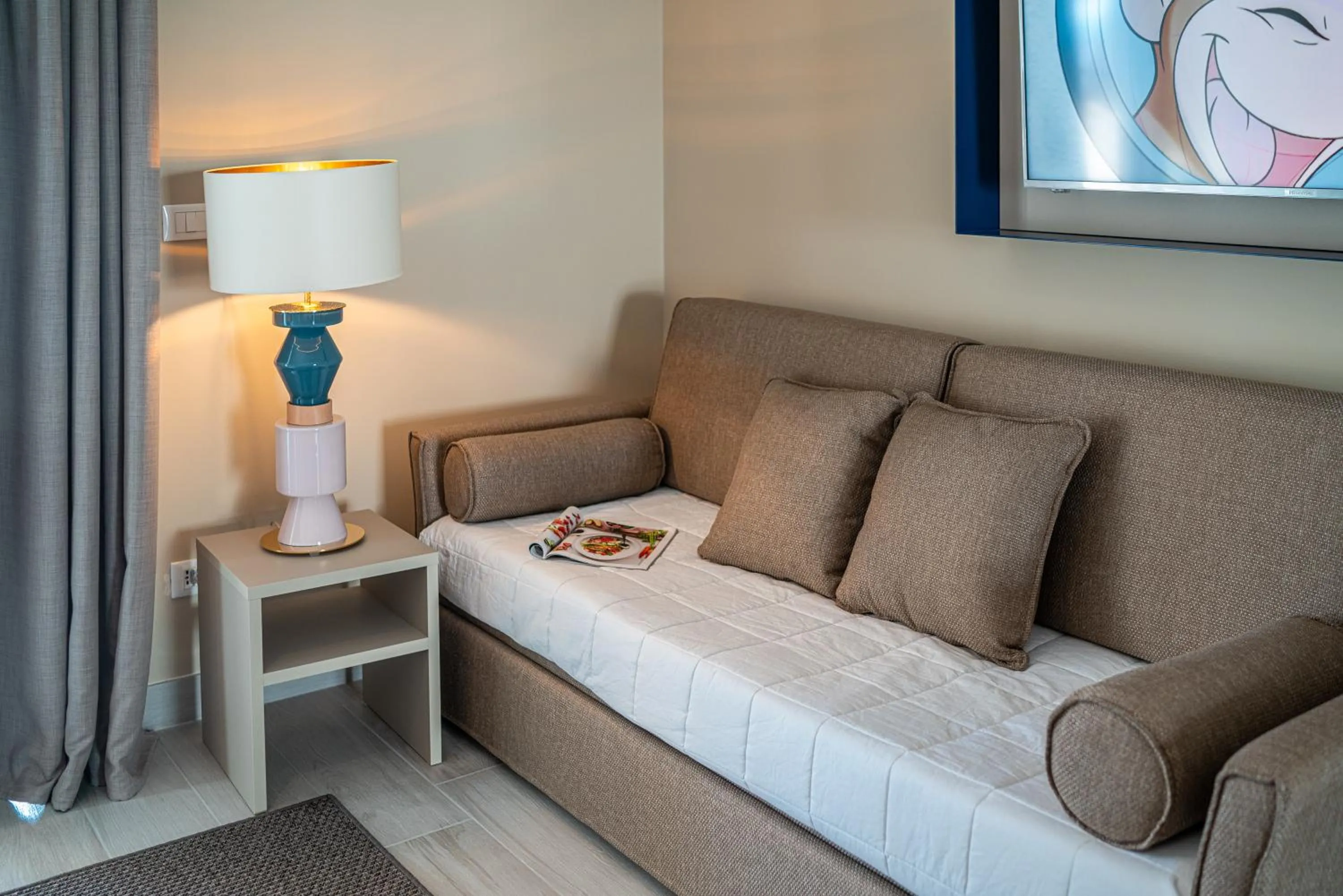 Photo of the whole room in Hotel Capitol