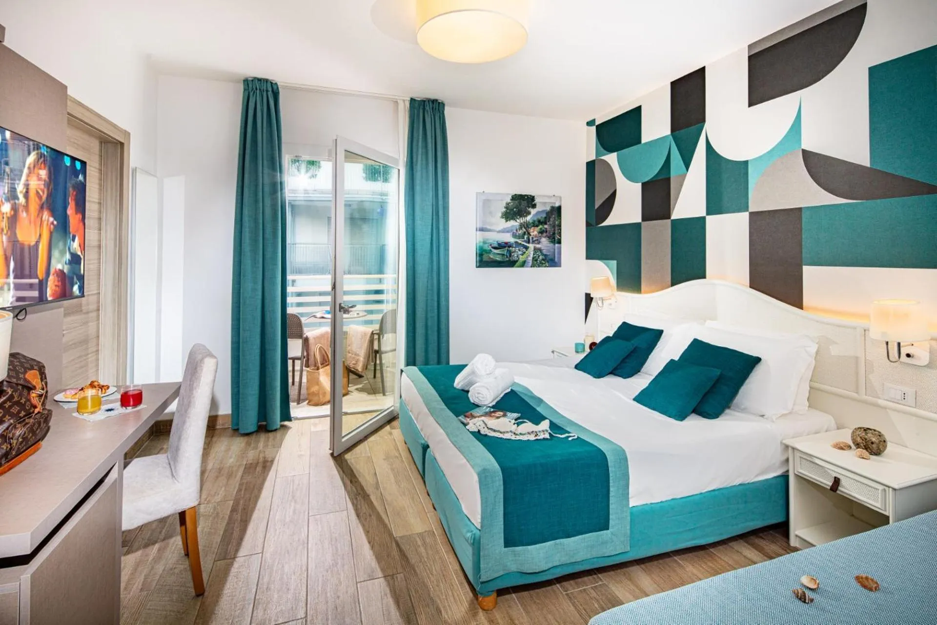 Property building, Bed in Hotel Capitol