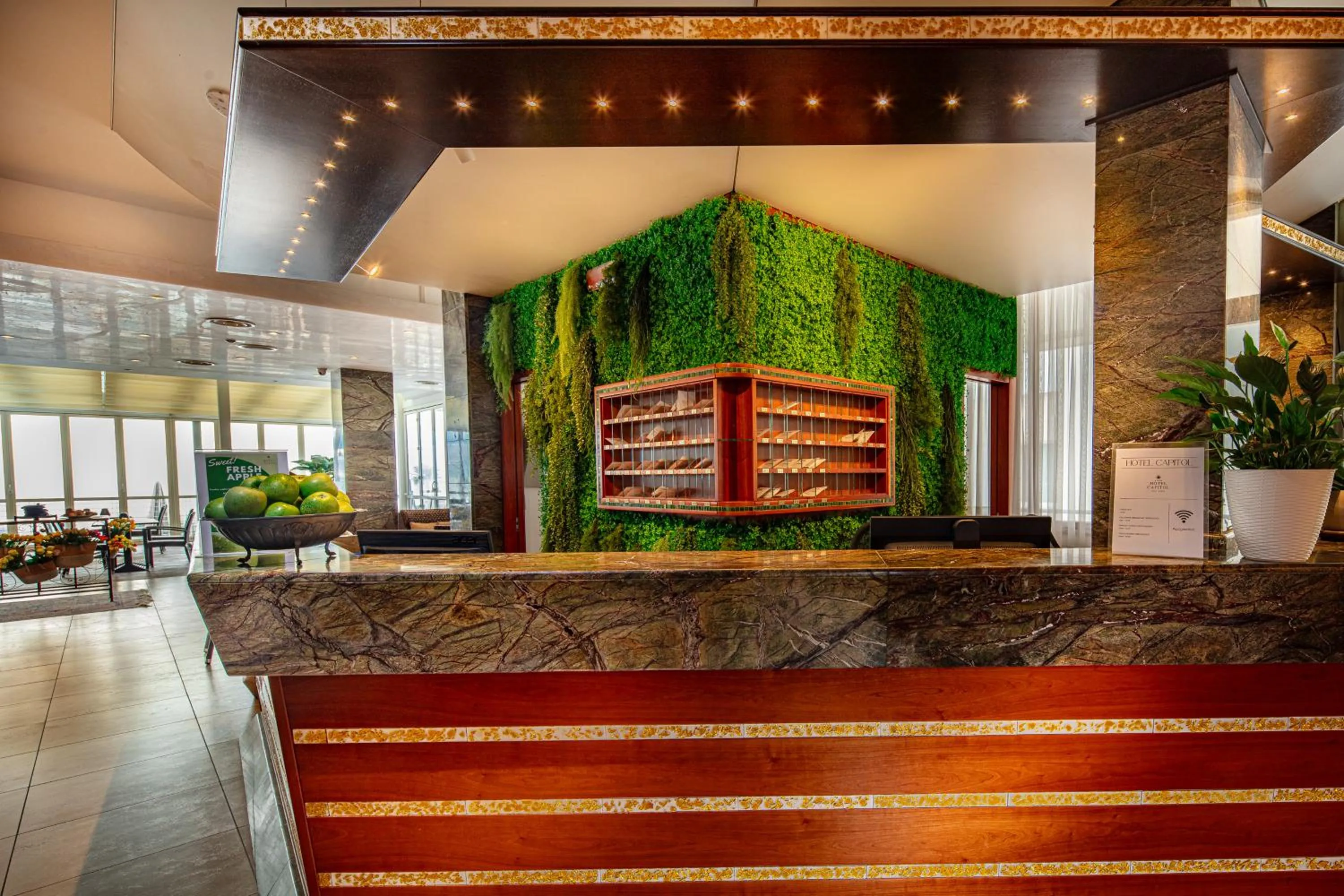 Restaurant/places to eat in Hotel Capitol