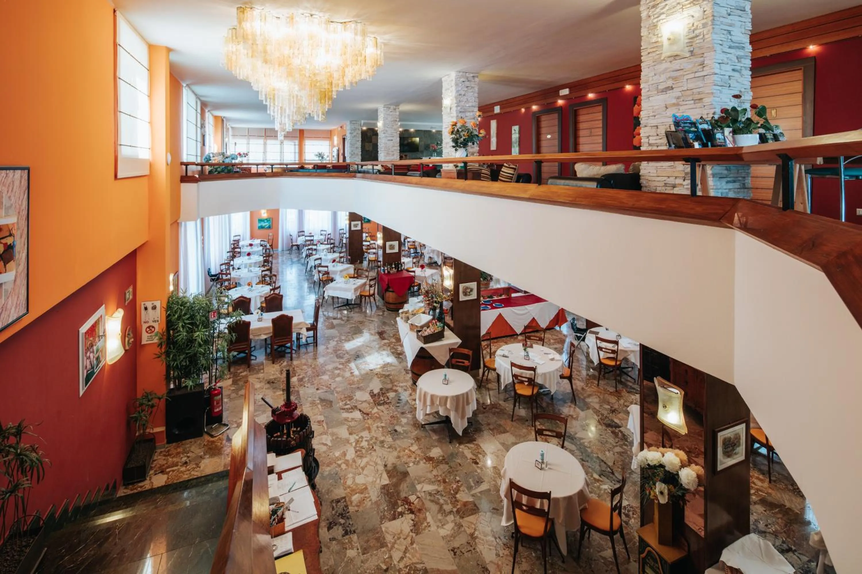 Restaurant/places to eat in Hotel Capitol