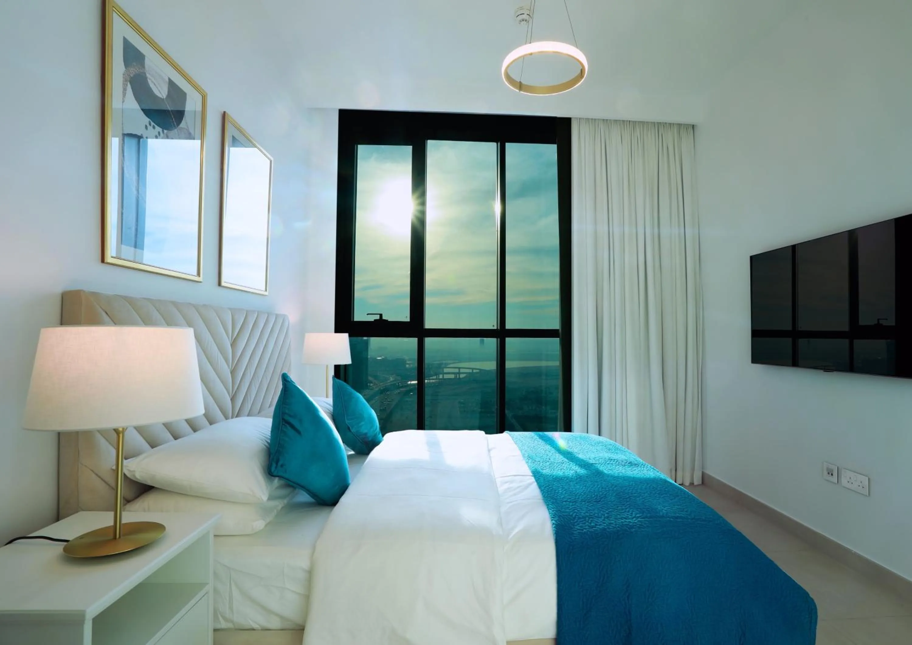 Bed in Elegant Apartment with Direct access to Dubai Mall