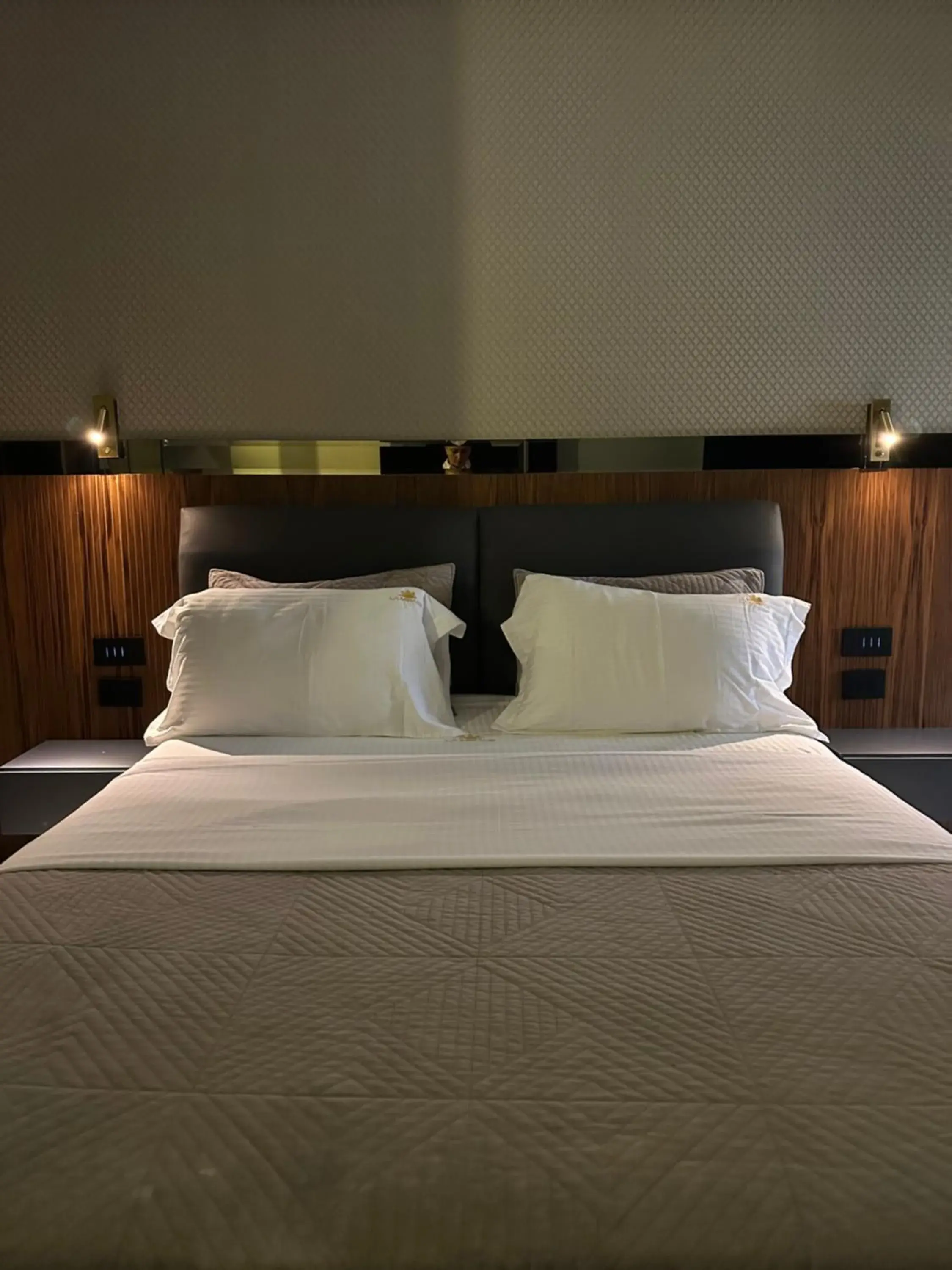 Queen Room with Spa Bath in La Mirage Suites & Apartments Queen Room with Spa Bath in La Mirage Suites & Apartments