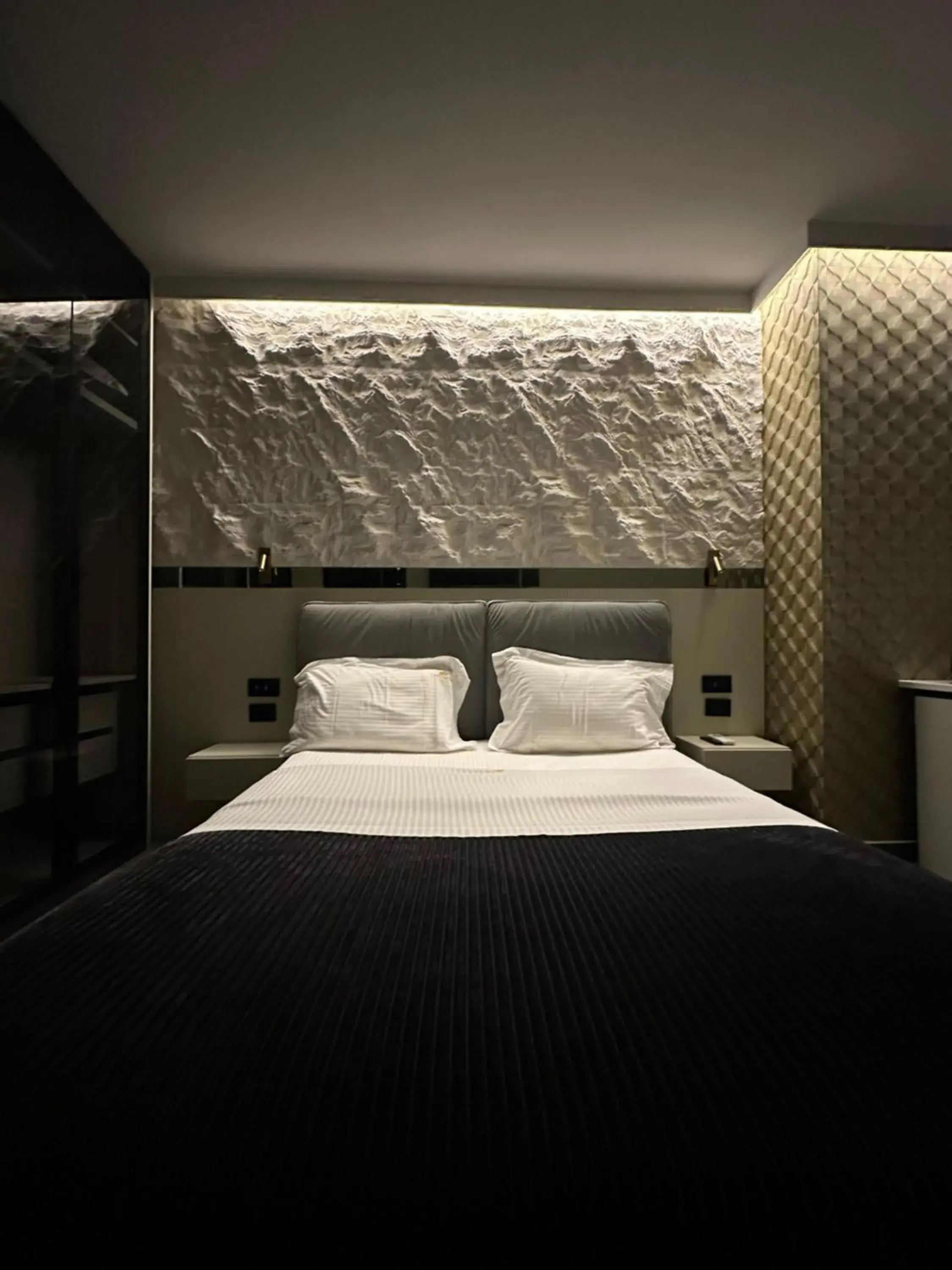 Deluxe Double Room with Shower in La Mirage Suites & Apartments Deluxe Double Room with Shower in La Mirage Suites & Apartments