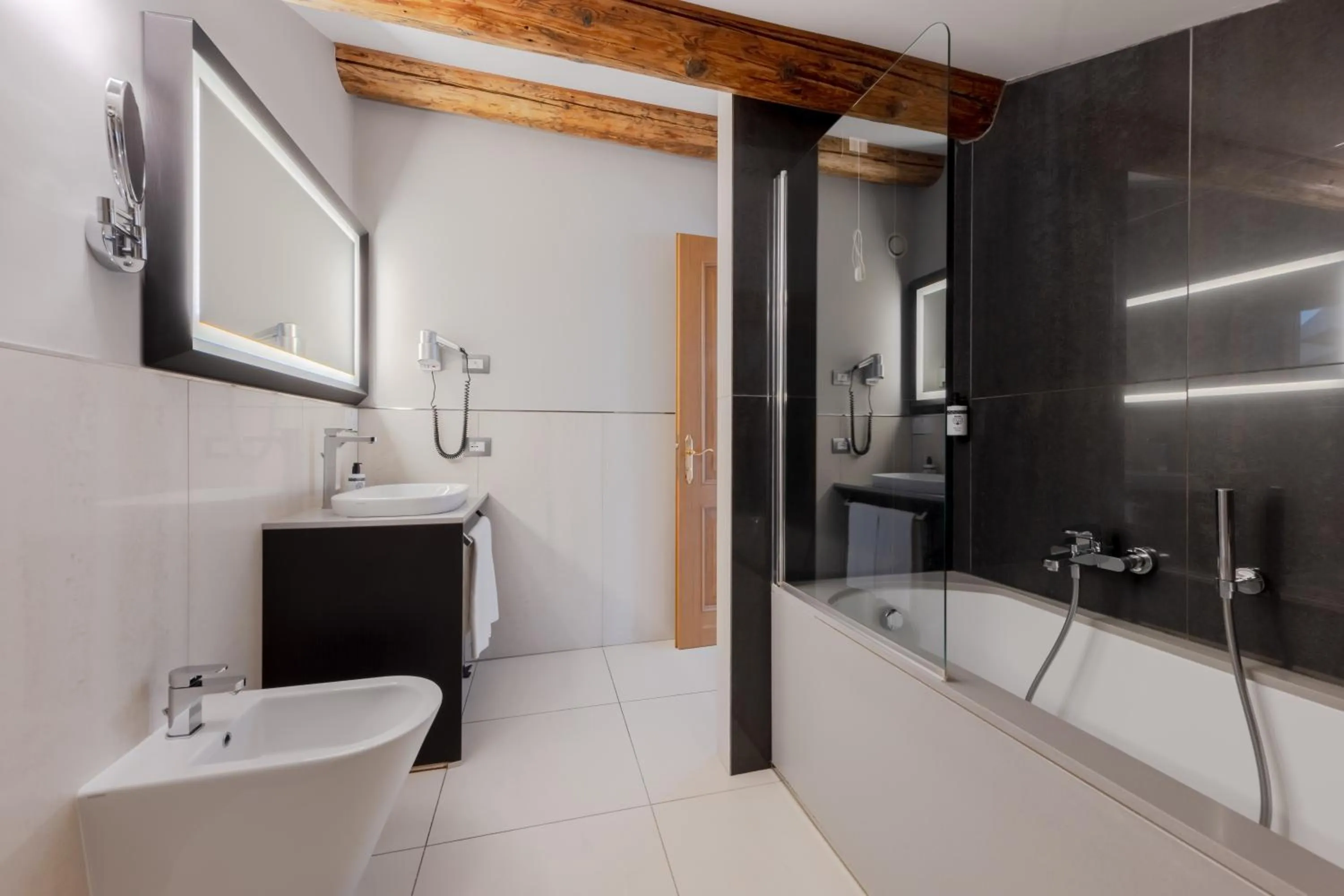 Bath in Hotel Grande Italia