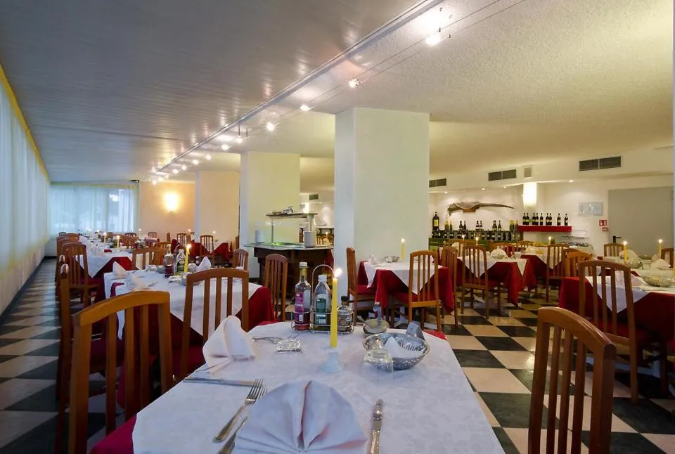 Restaurant/places to eat in Hotel Carlton