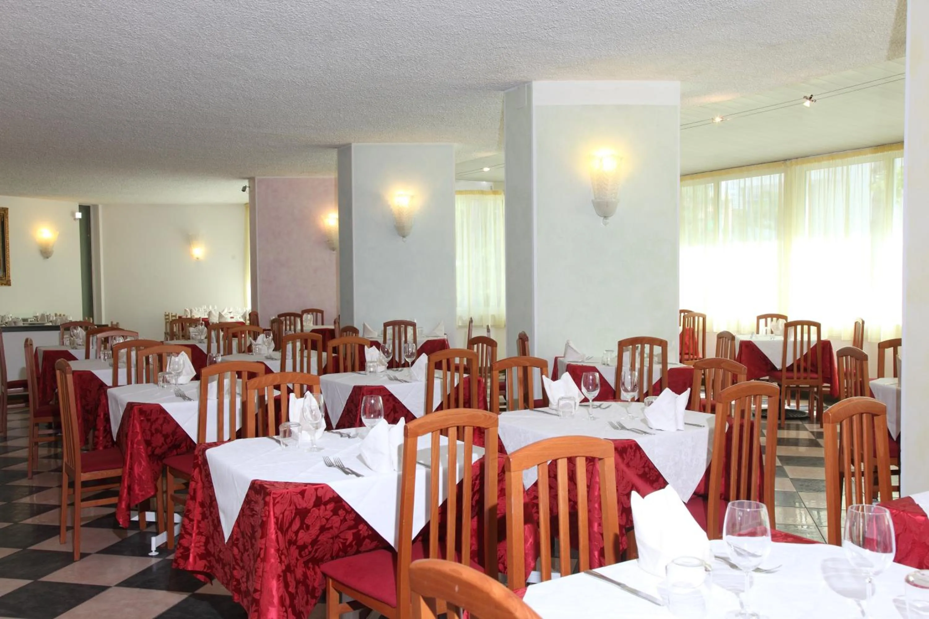 Restaurant/places to eat in Hotel Carlton