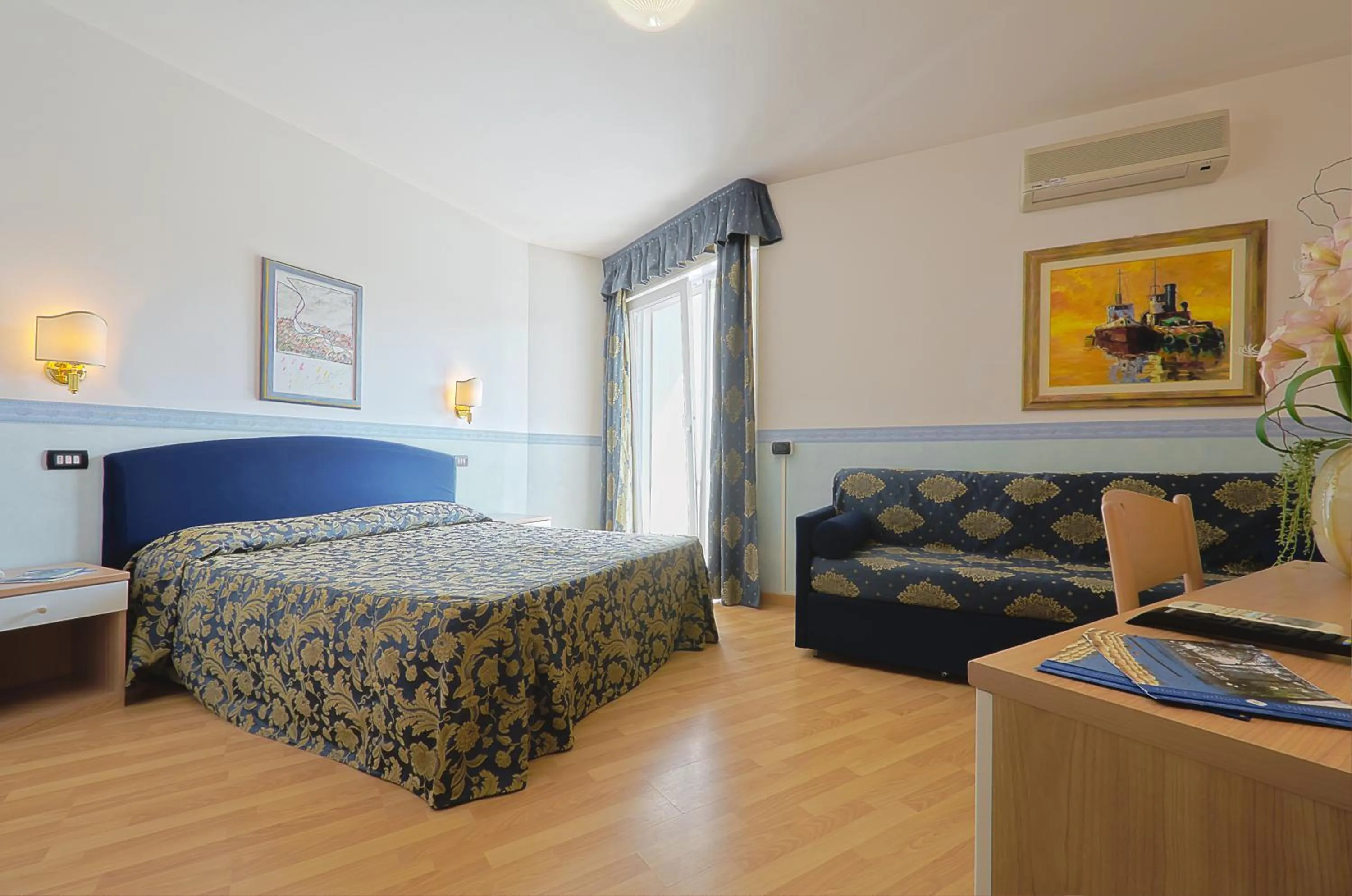 Seating area, Bed in Hotel Carlton