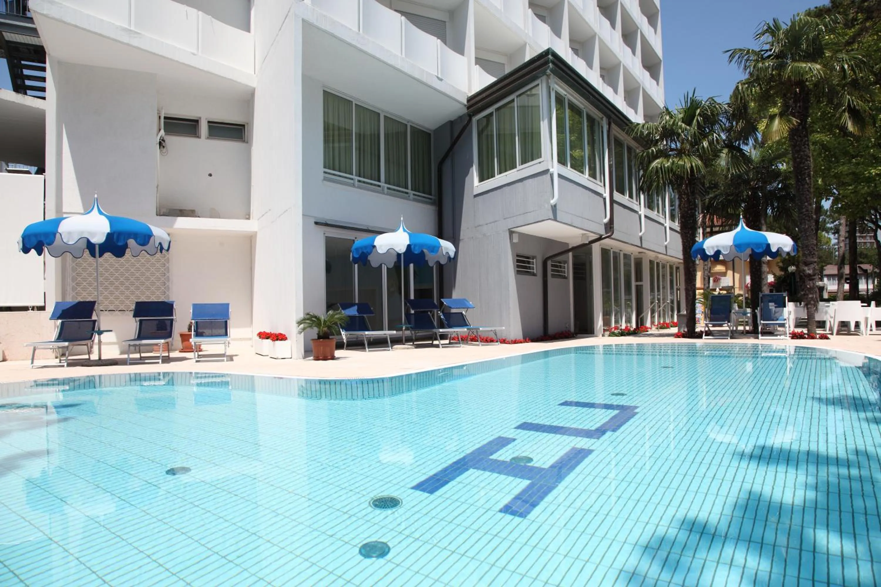 Swimming pool in Hotel Carlton