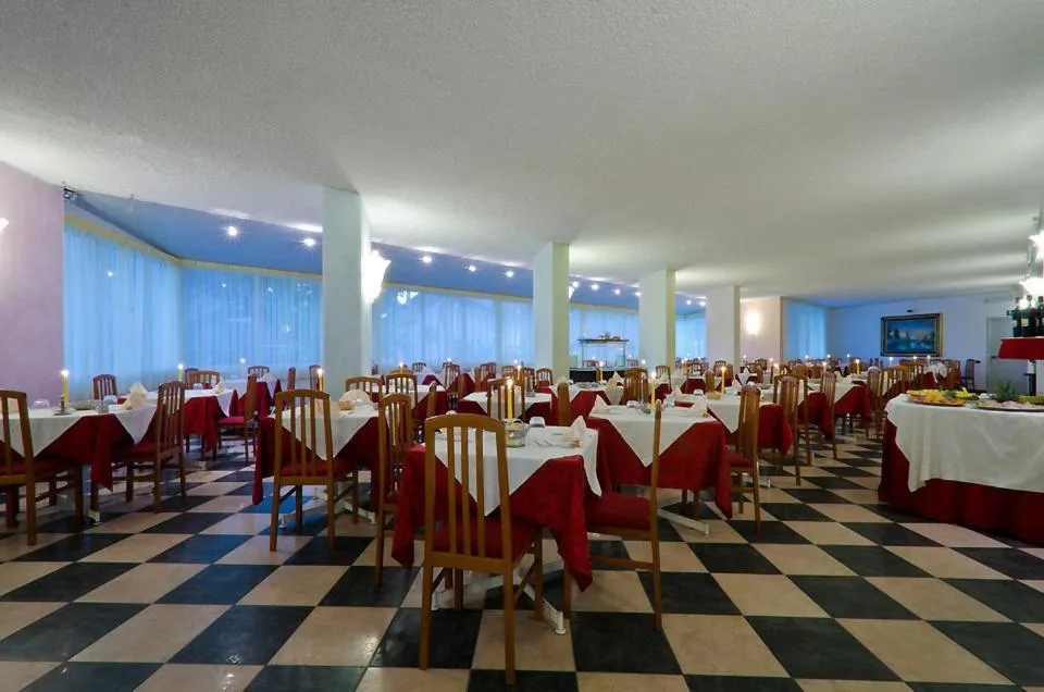 Restaurant/places to eat in Hotel Carlton