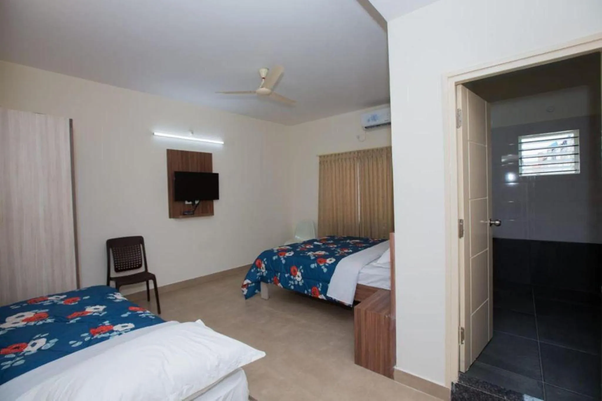 Communal lounge/ TV room, Bed in HOTEL VIJAYA LAKSHMI RESIDENCY - YESHWANTHPUR