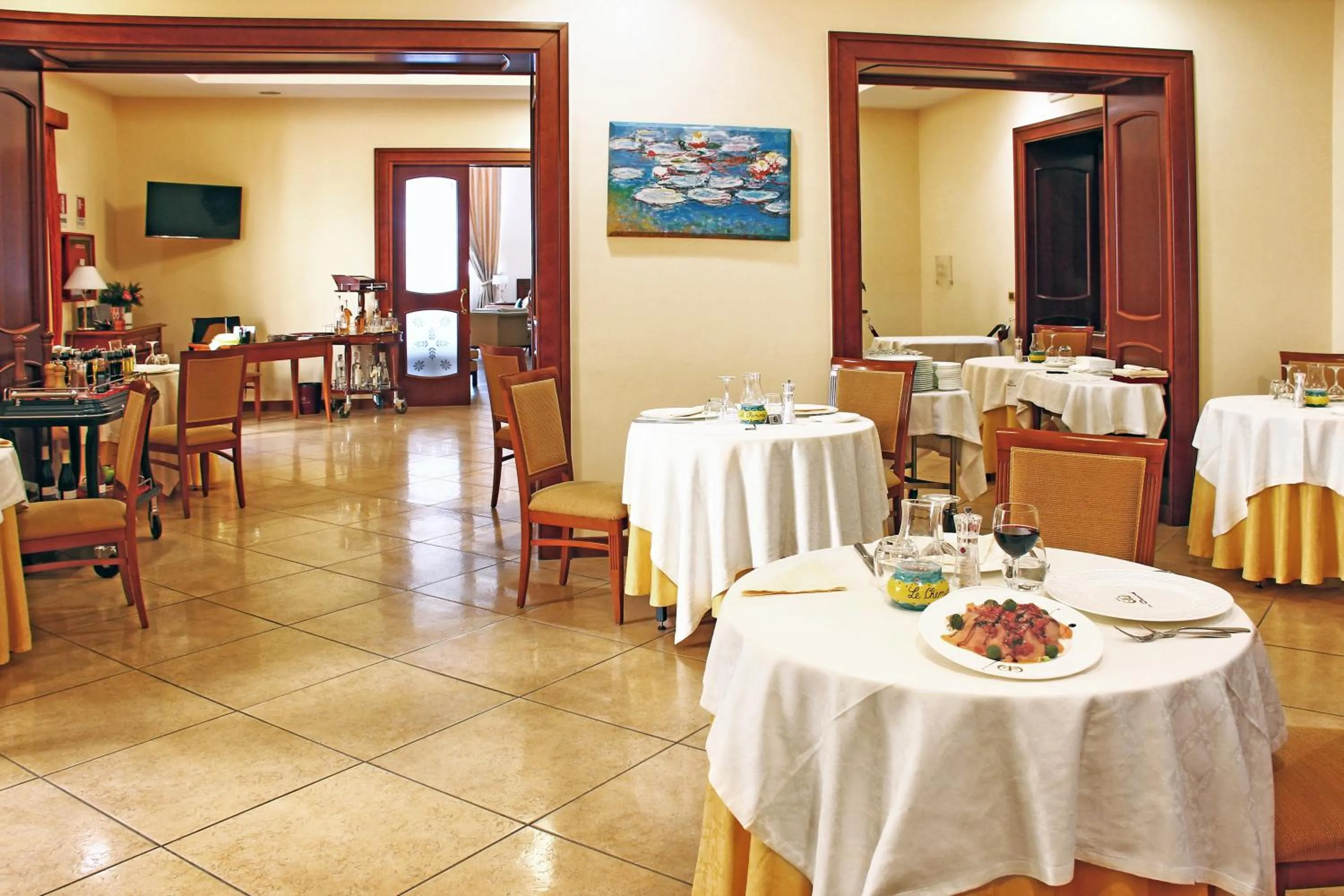 Restaurant/places to eat in Le Cheminée Business Hotel Napoli