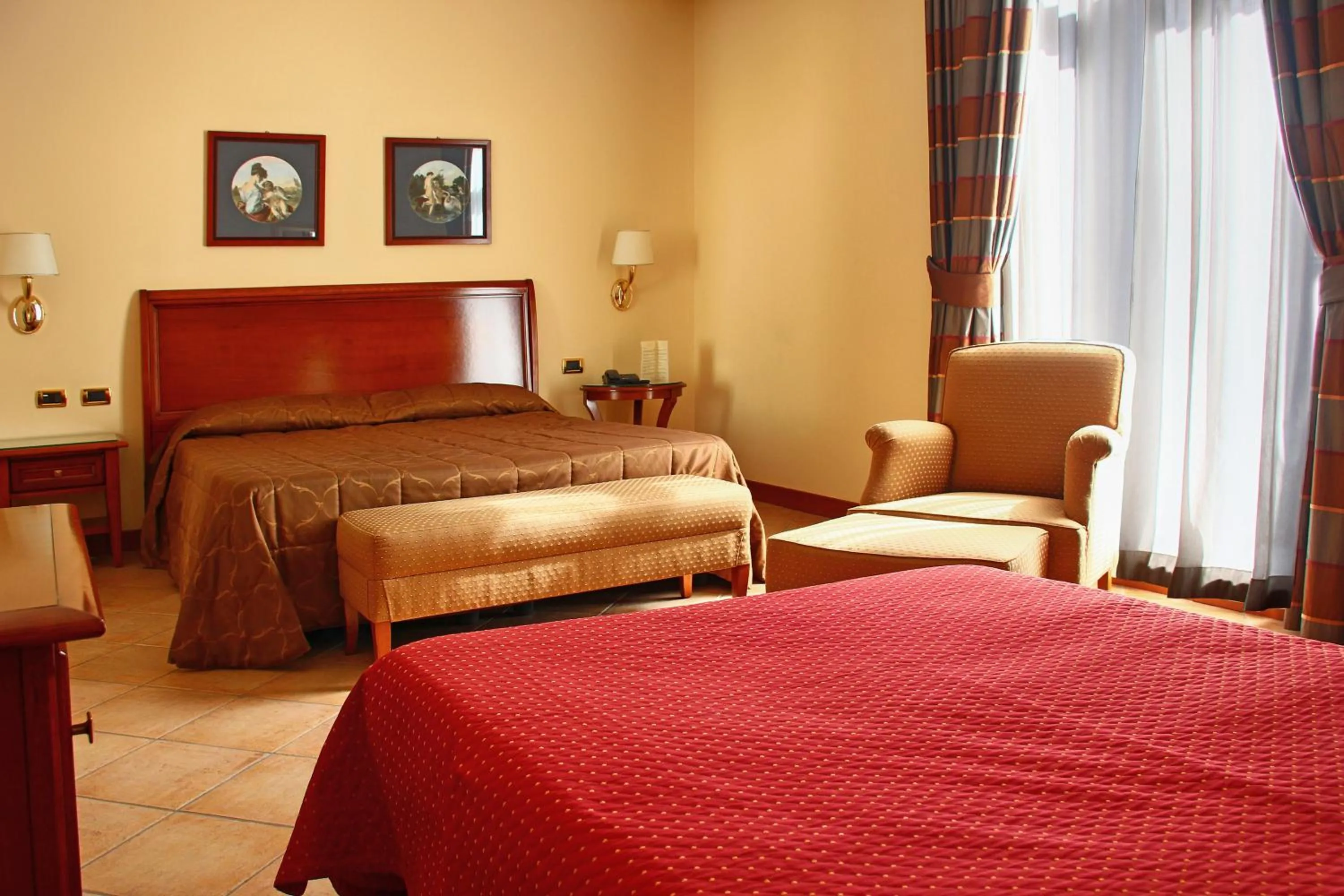 Patio, Bed in Le Cheminée Business Hotel Napoli