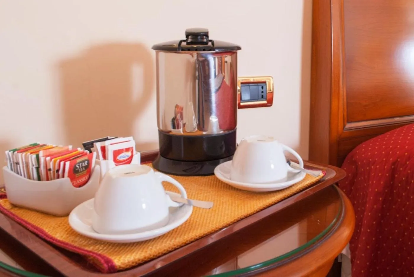 Coffee/tea facilities in Le Cheminée Business Hotel Napoli