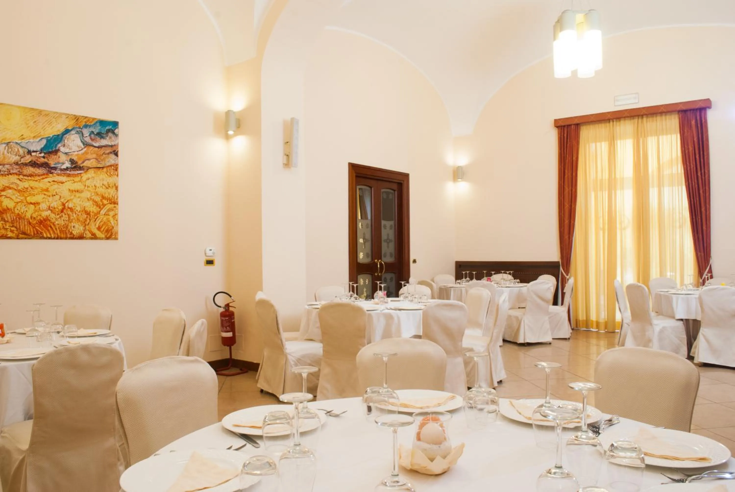 Restaurant/places to eat in Le Cheminée Business Hotel Napoli