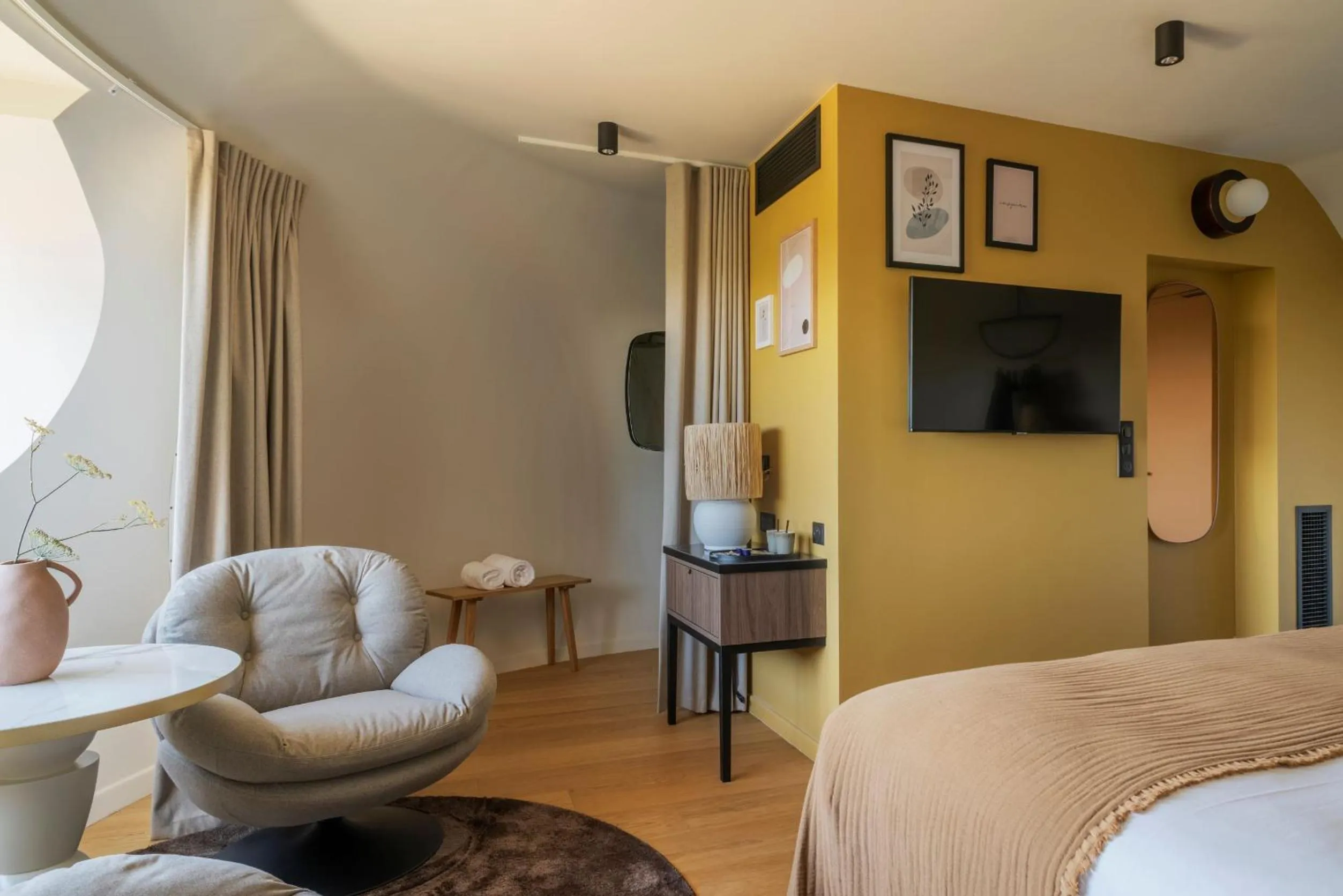 Photo of the whole room, Bed in L'EssenCiel